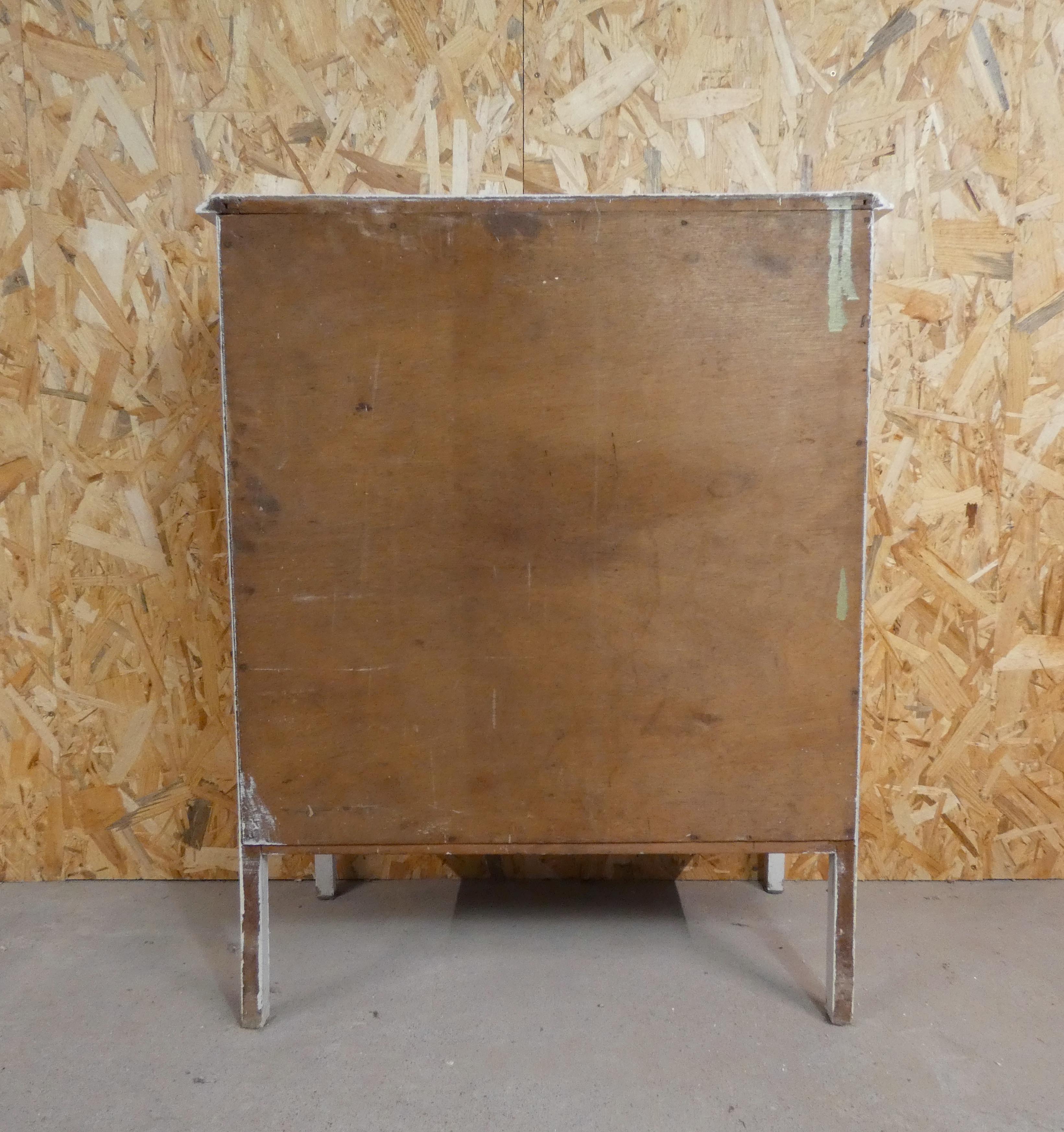 Wooden chest of drawers