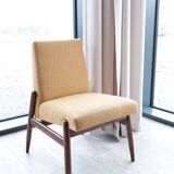 Fauteuil lounge vintage jaune avec accoudoirs en tissu bouclé, bois de noyer, style scandinave