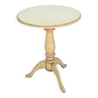 Lacquered wooden pedestal table