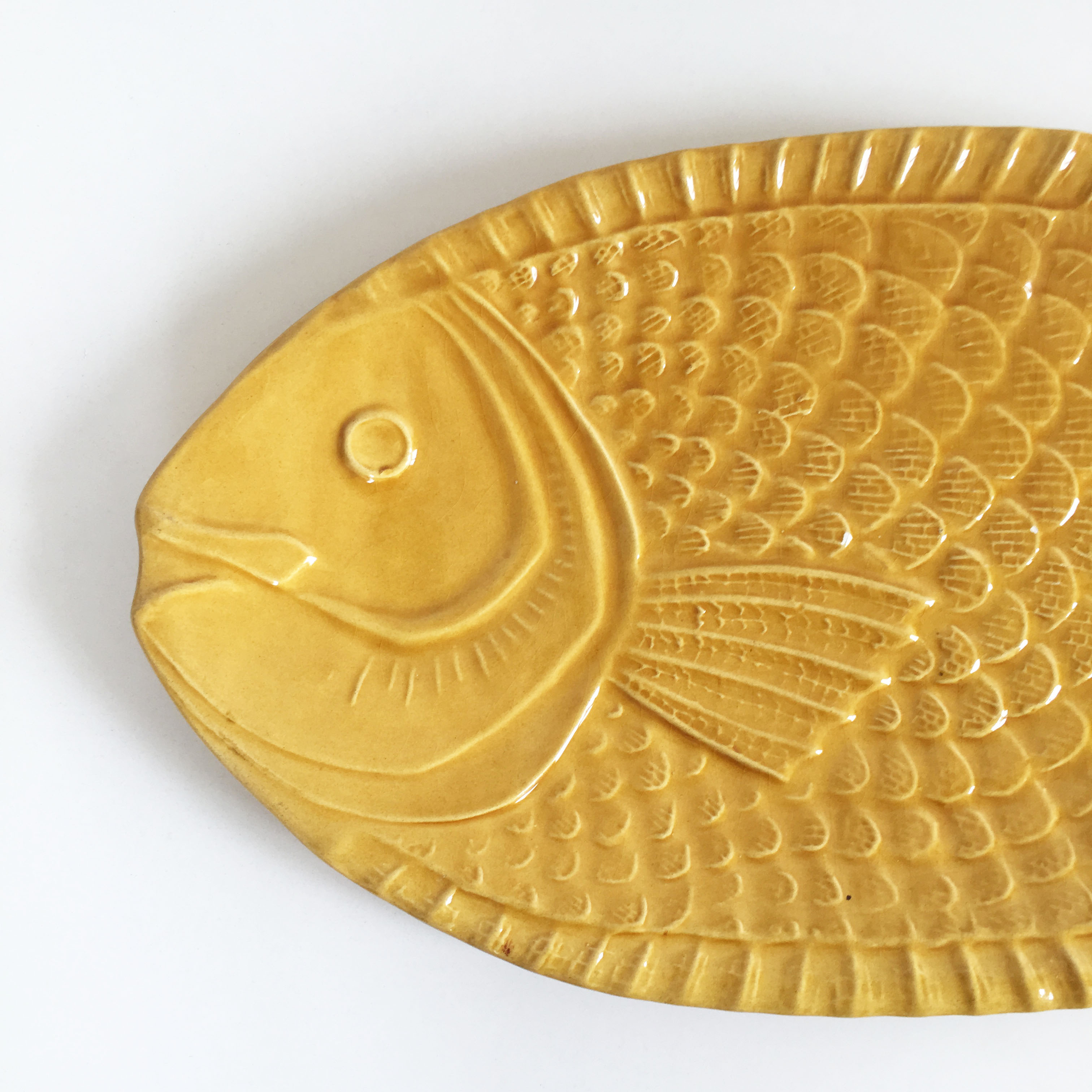 Plat jaune poisson céramique esprit Sarreguemines