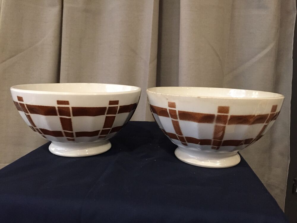 Duo of vintage bowls old white and brown