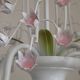 Chandelier vintage en métal blanc à 5 lumières avec des fleurs de glycine roses.
