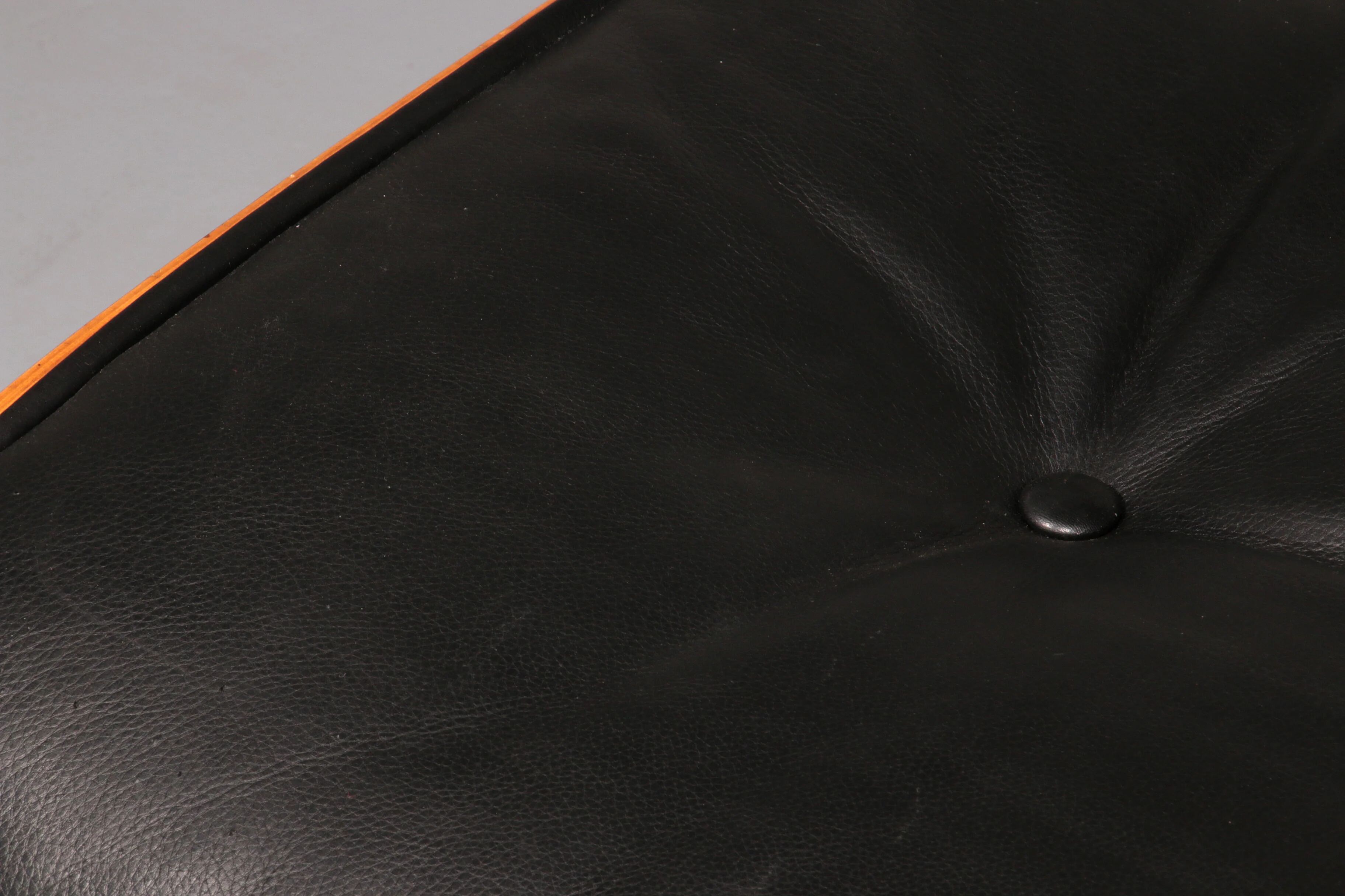 Ensemble de fauteuil et repose-pieds par Charles Eames, années 1960.