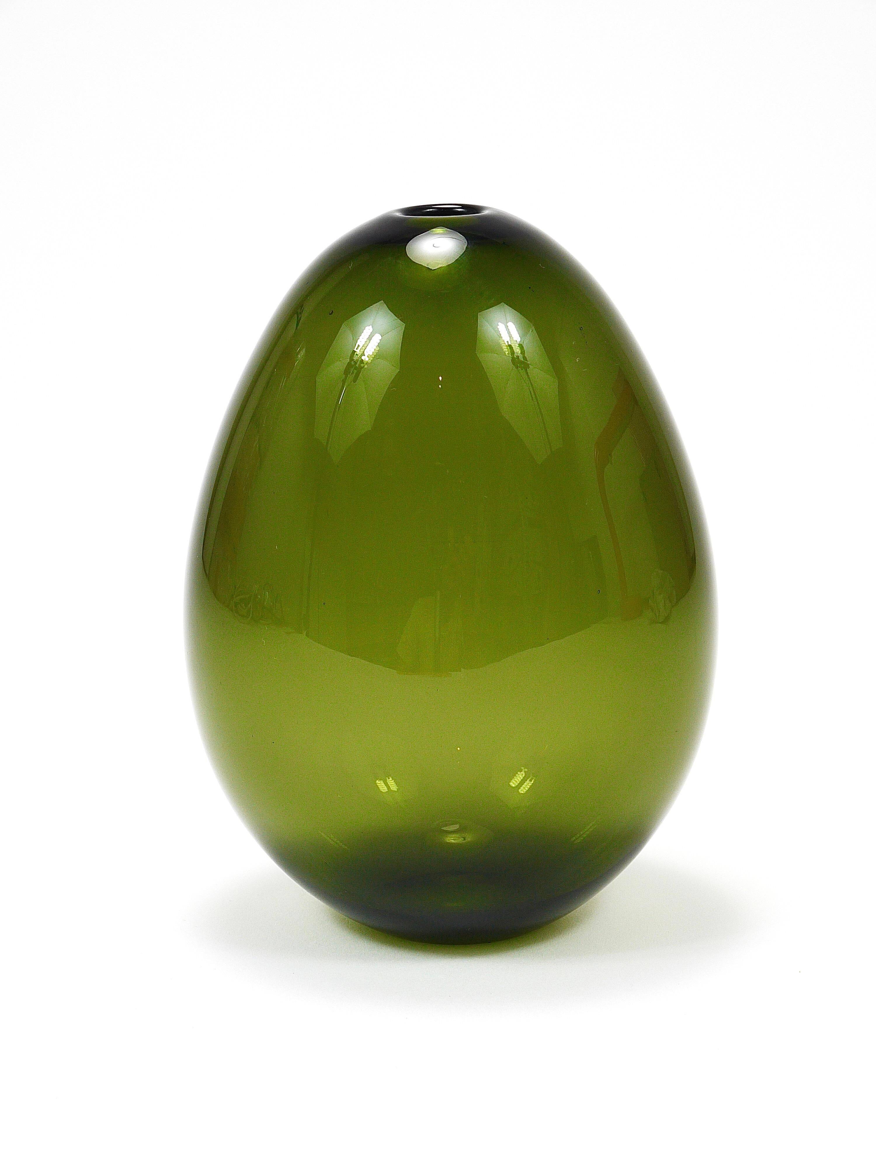 Art glass vase Saippuakupla green soap by Kaj Franck, Nuutajärvi Finland.