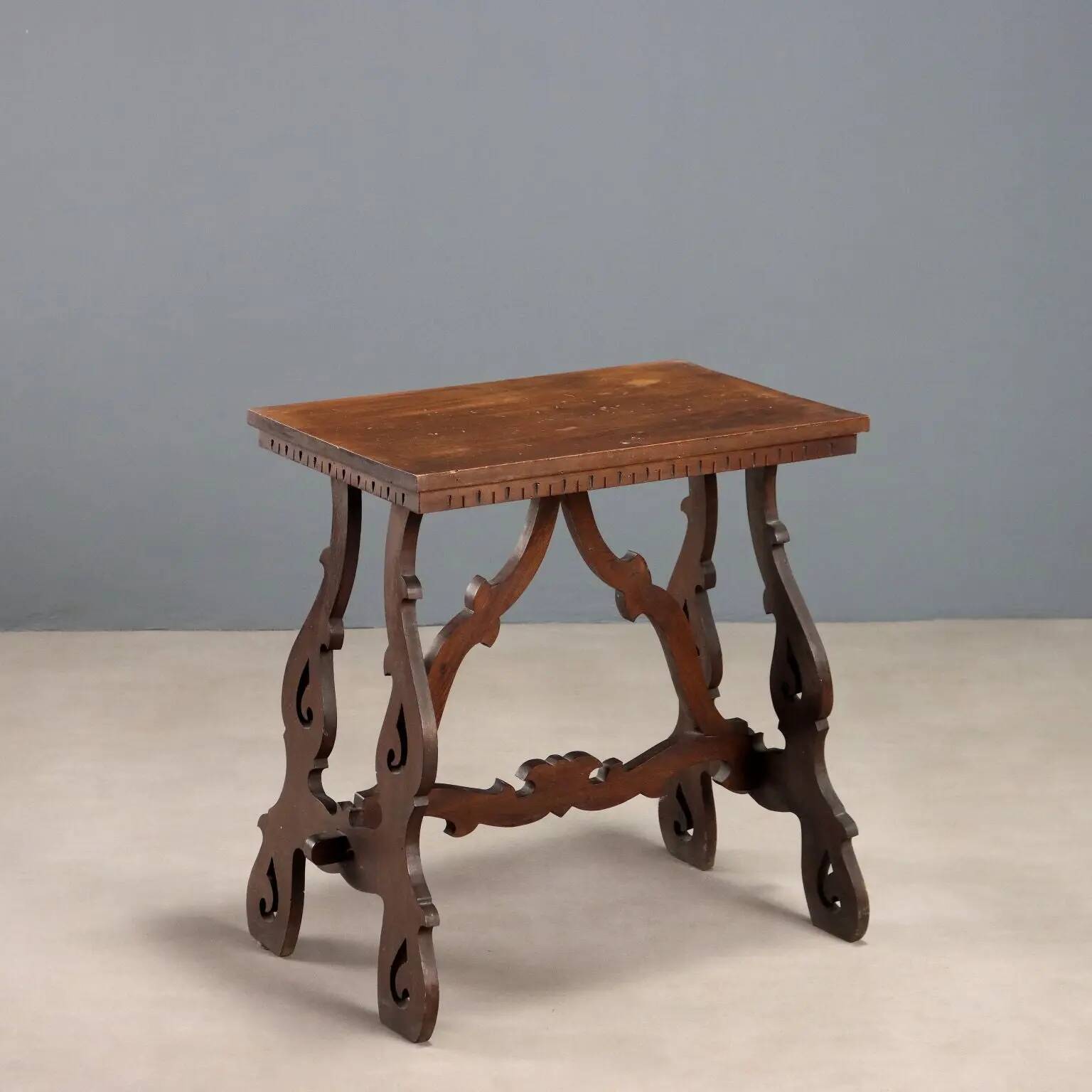 Petite table ancienne en noyer à pieds ajourés, XXe siècle