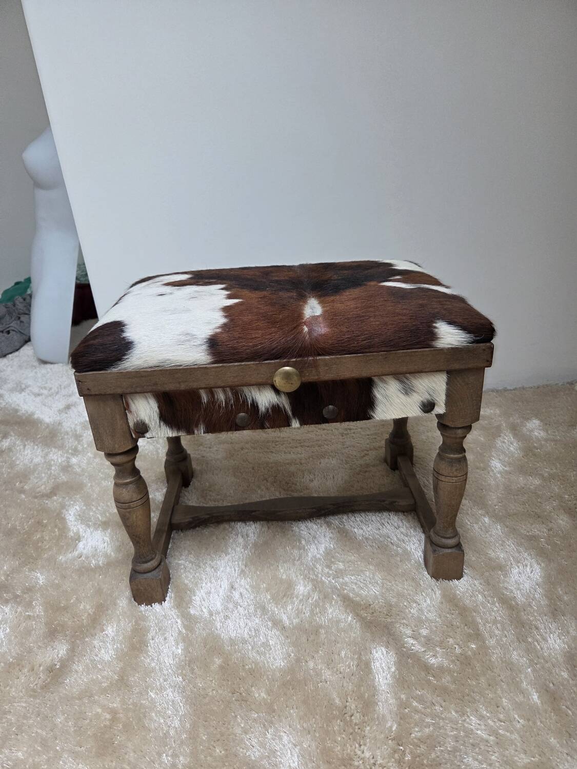 Tabouret coffre vintage en bois et peau de vache