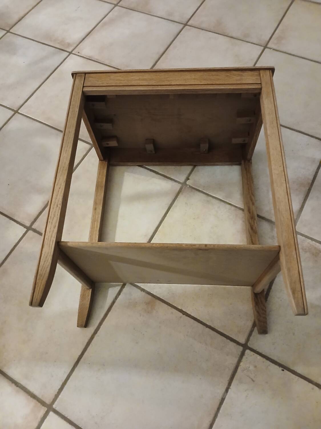 Small piece of furniture/old pedestal table