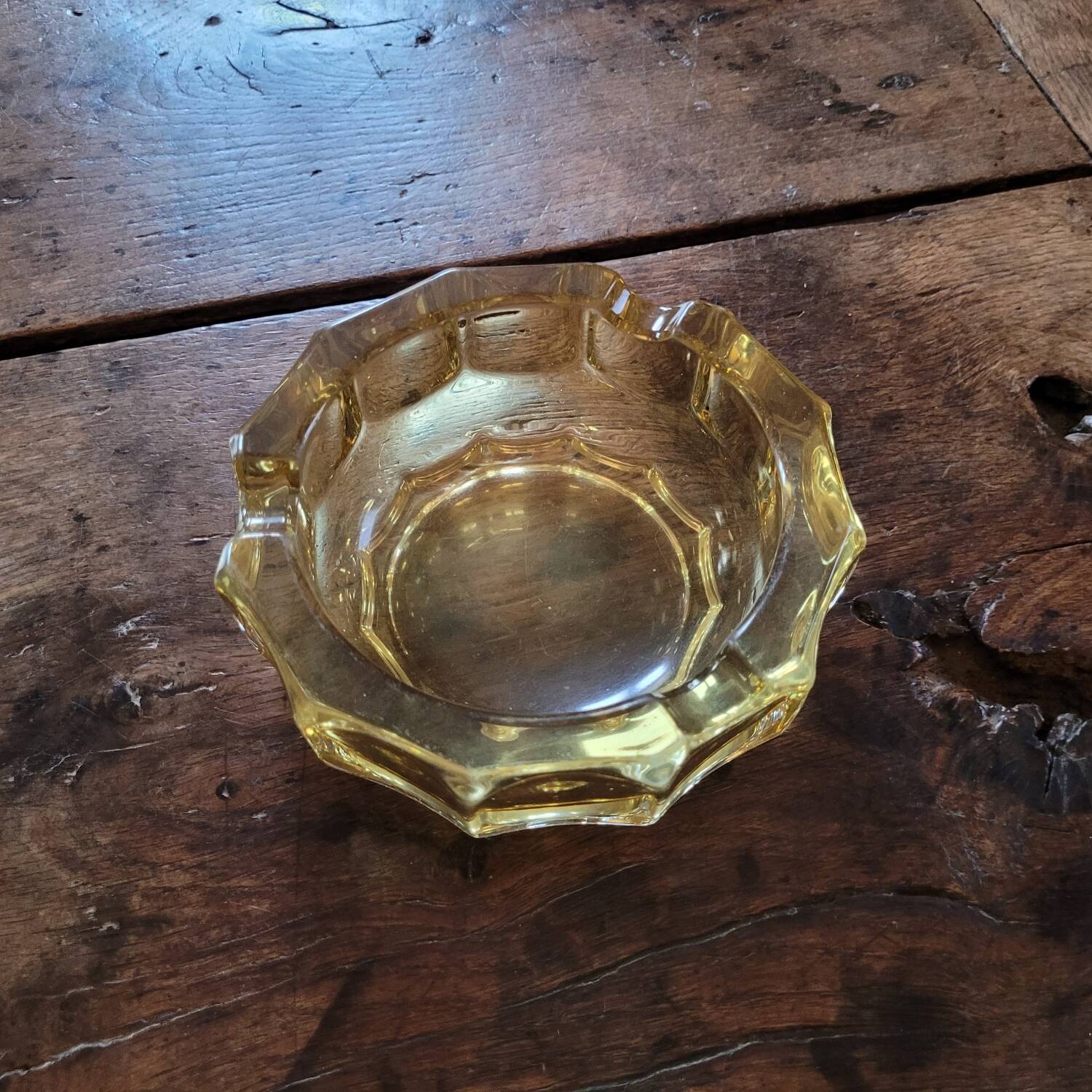 Cendrier en verre ambré – Années 60–70Cendrier en verre ambré – Années