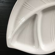 Plat feuille  en faïence blanche