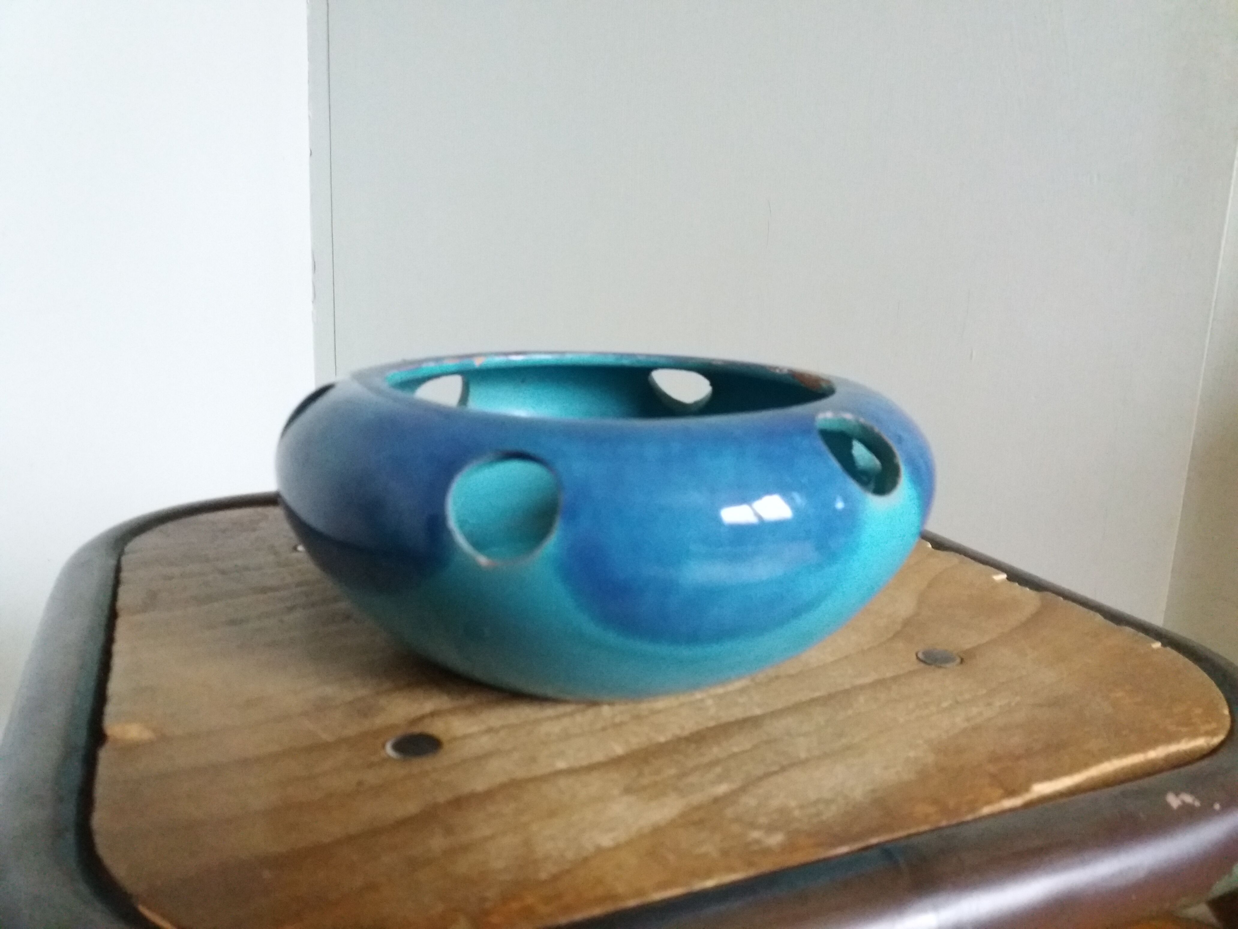 Ceramic flower pot for houseleeks or narcissus