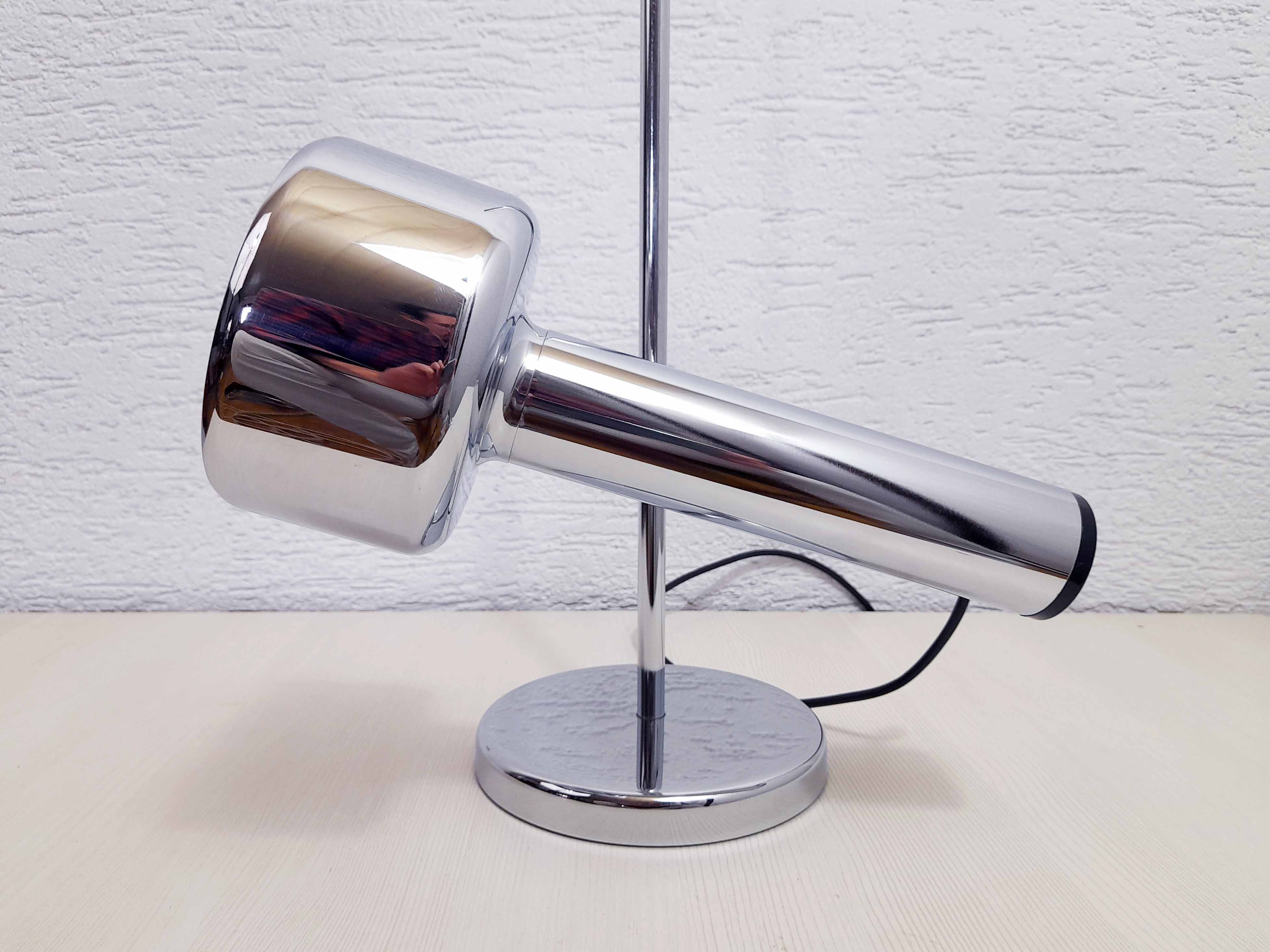 Lampe de bureau en métal chromé
