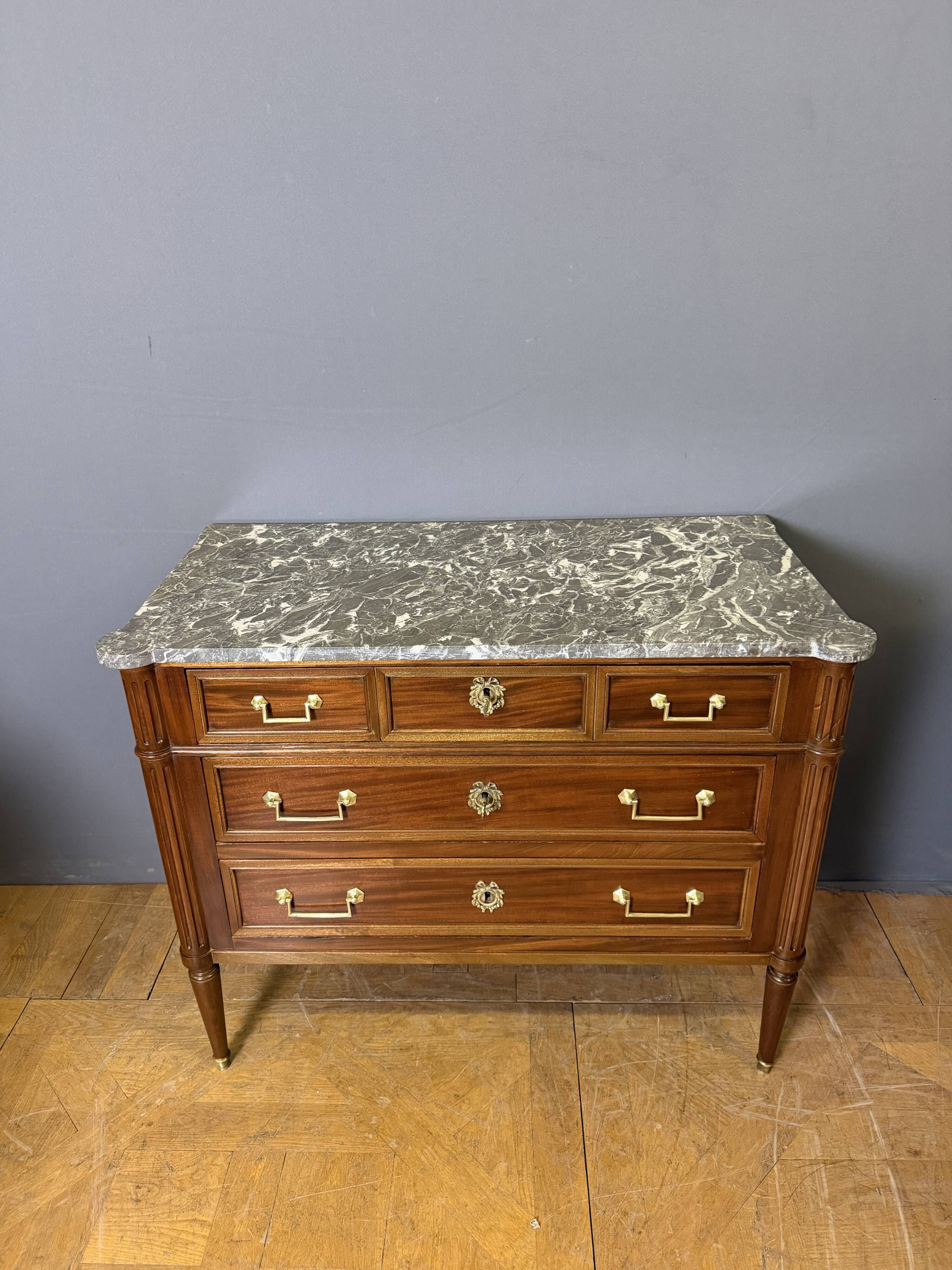 Louis XVI commode from the 19th century in walnut.