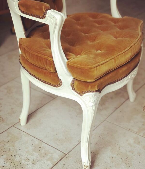 2 fauteuils cabriolet Louis XV jaune moutarde