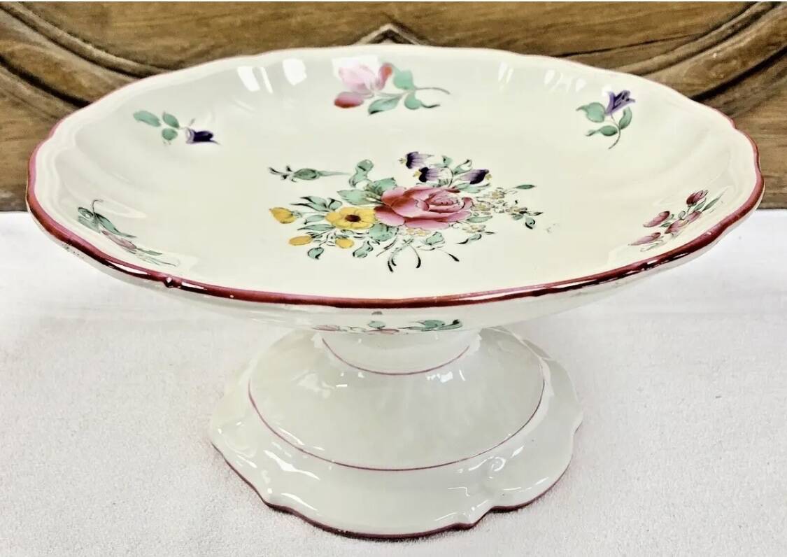 Compotier display on Luneville pedestal streetlight model