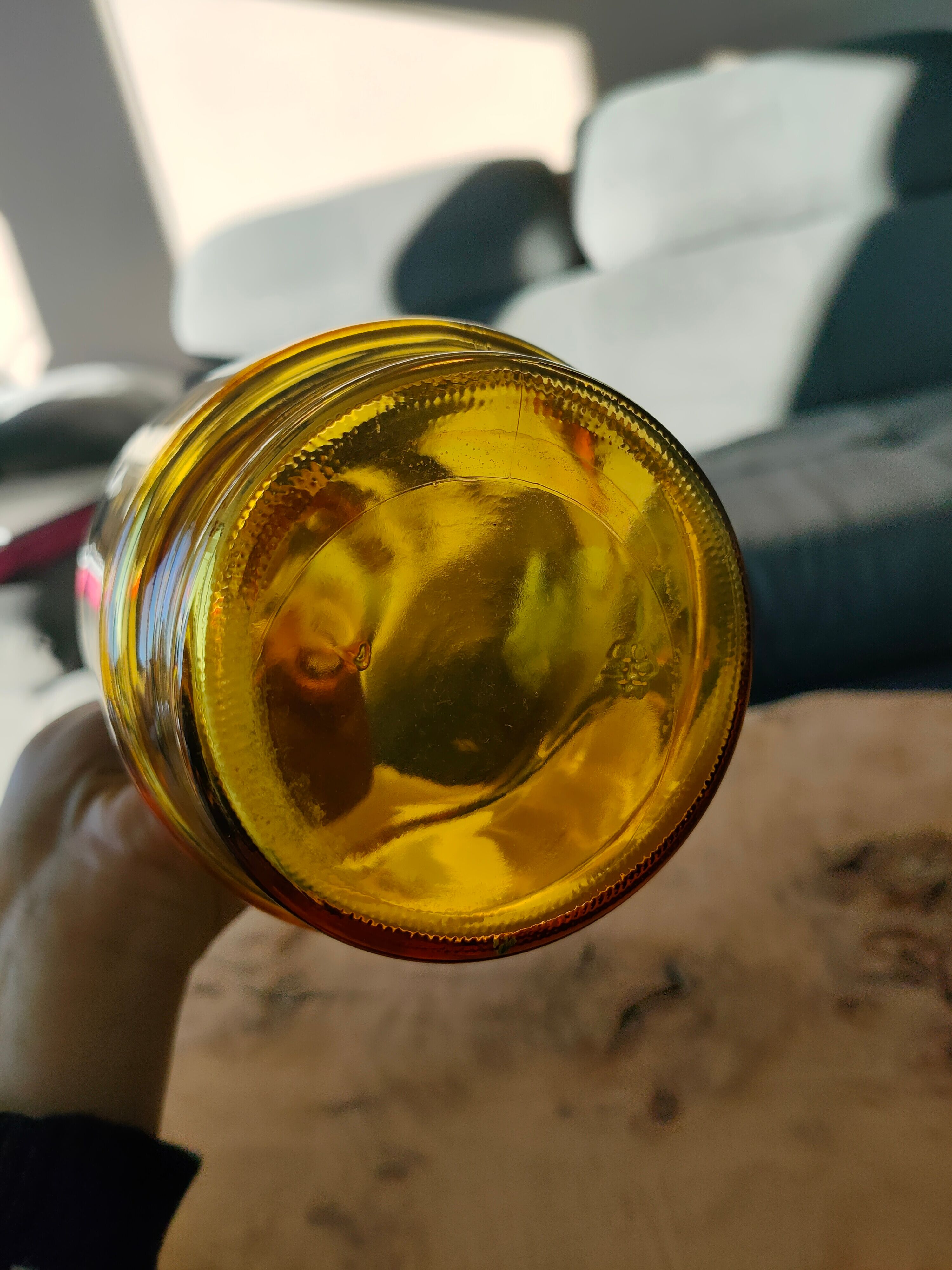 Carafe jaune avec anse et bec verseur