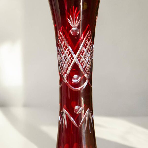 Vase ancien rubis en verre de Bohème taillé à la roue