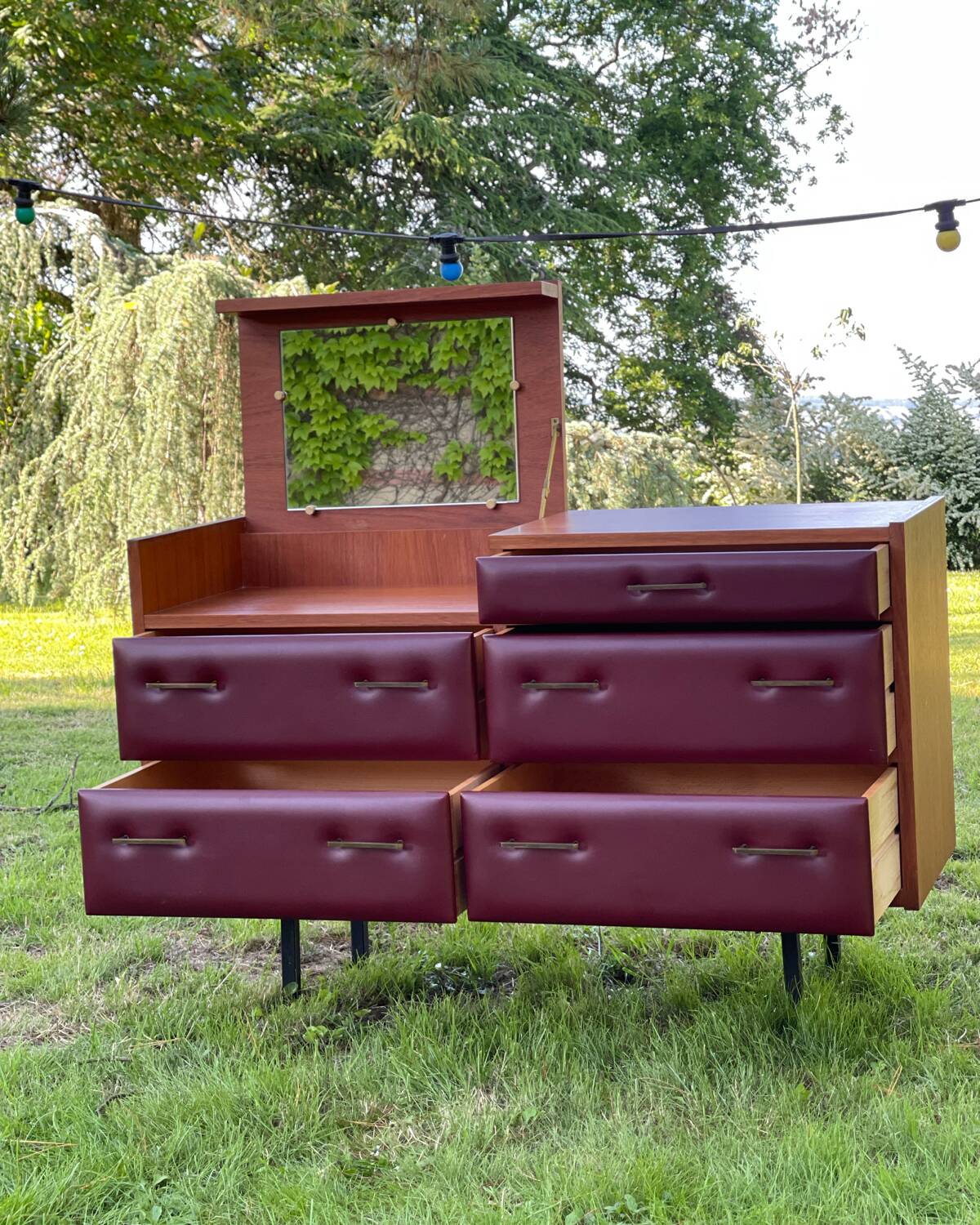 Commode coiffeuse modèle "ingrid" produit par Mondial literie.