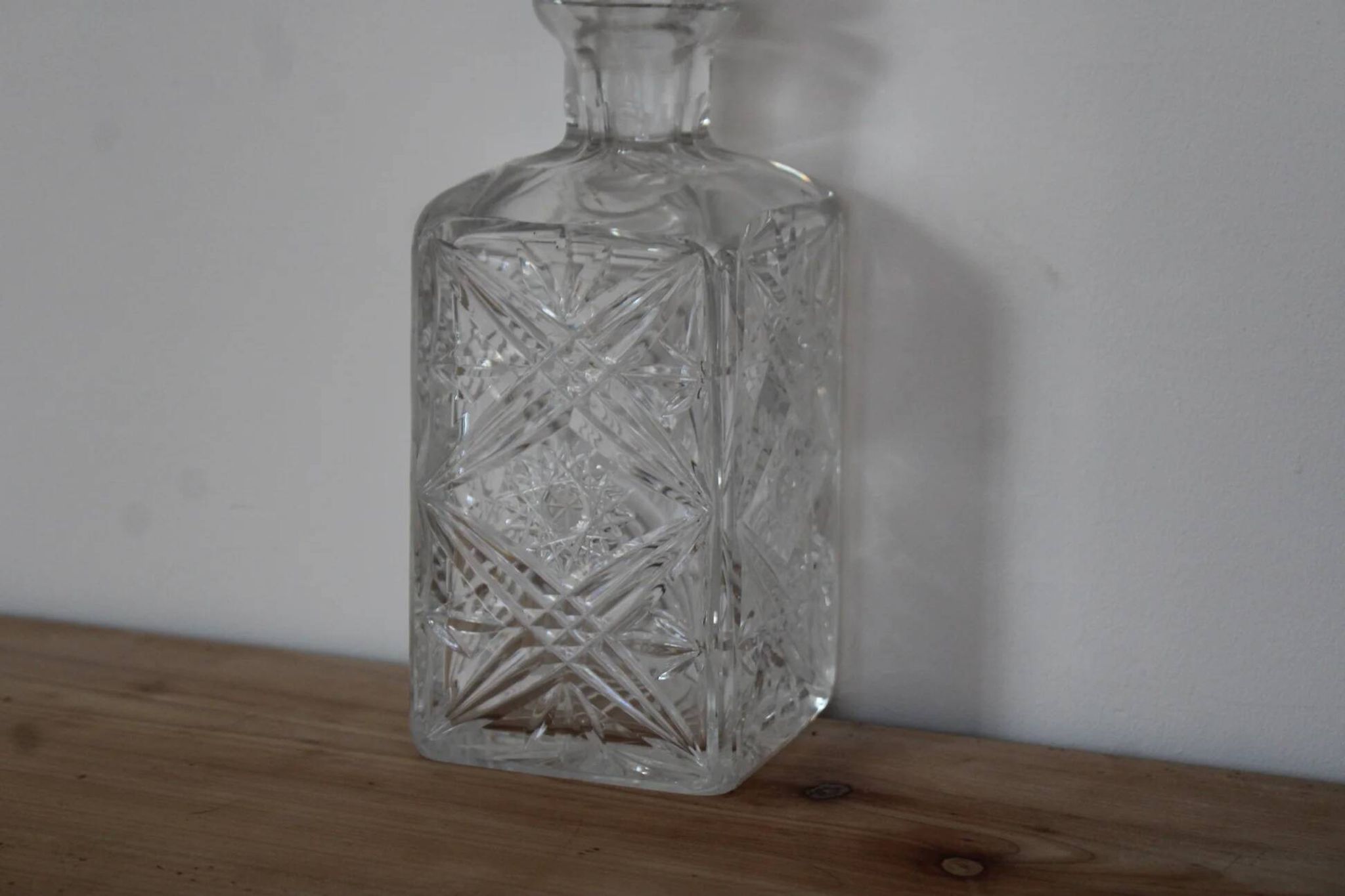 Carafe ancienne en verre taillé probablement en cristal – Motifs géométriques et bouchon assorti
