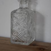 Carafe ancienne en verre taillé probablement en cristal – Motifs géométriques et bouchon assorti