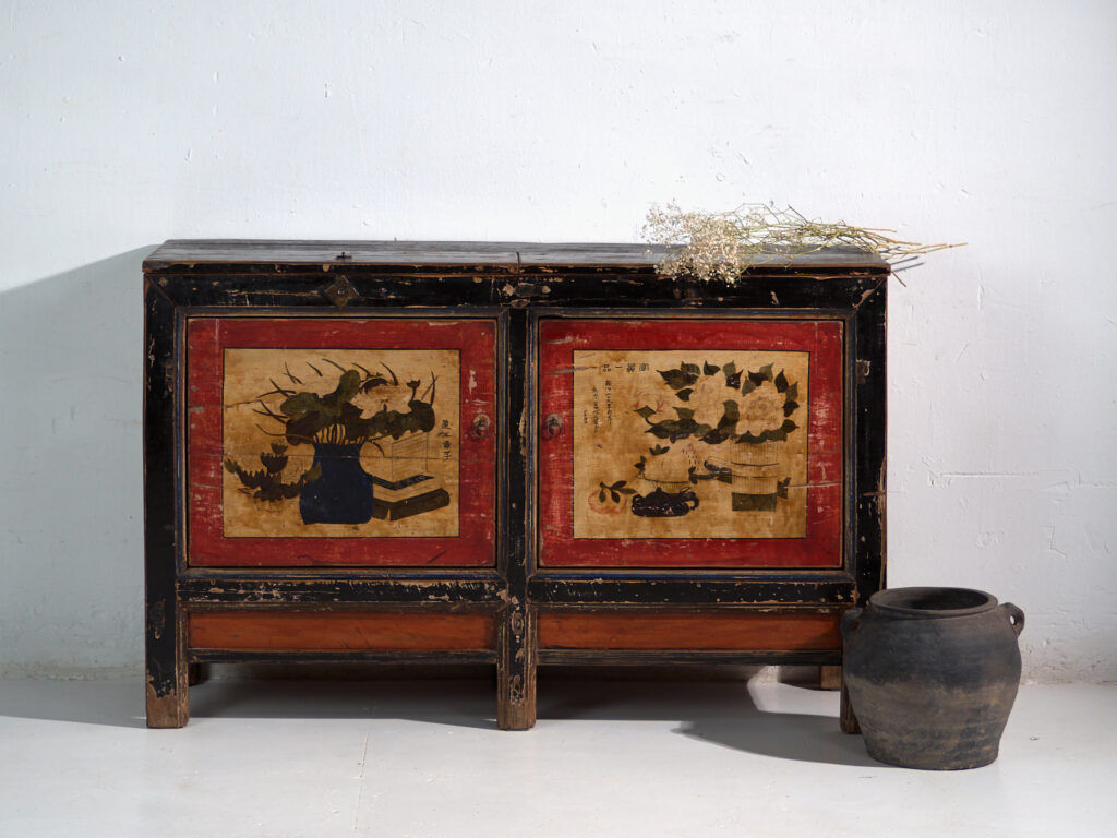 Buffet ancien en pin laqué à motifs peints de lotus – Chine, vers 1920