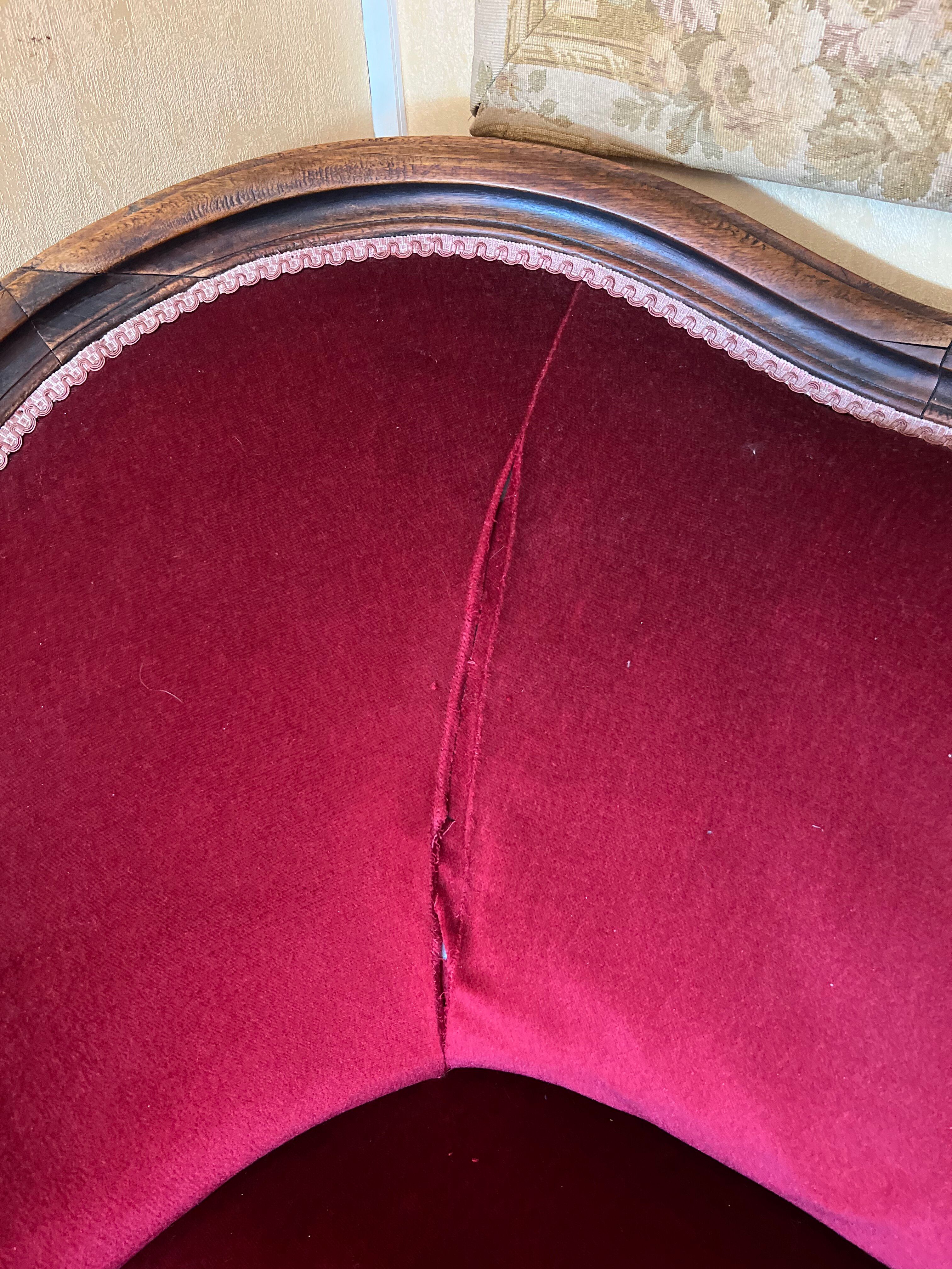 Antique canapé in wood and burgundy velvet in Louis Philippe style.