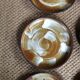 Série de 12 assiettes plates en grès