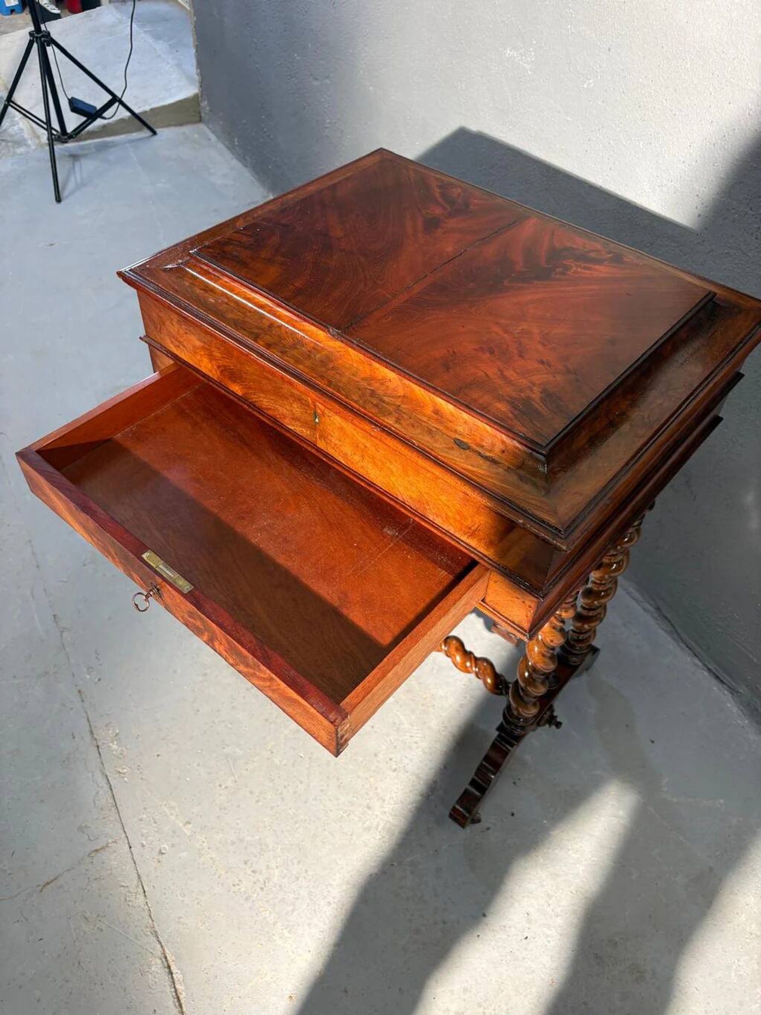 Table à coudre en bois ancien avec tiroir.