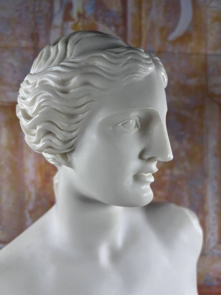 Bust of Venus – Aphrodite – White neoclassical sculpture – 32 cm