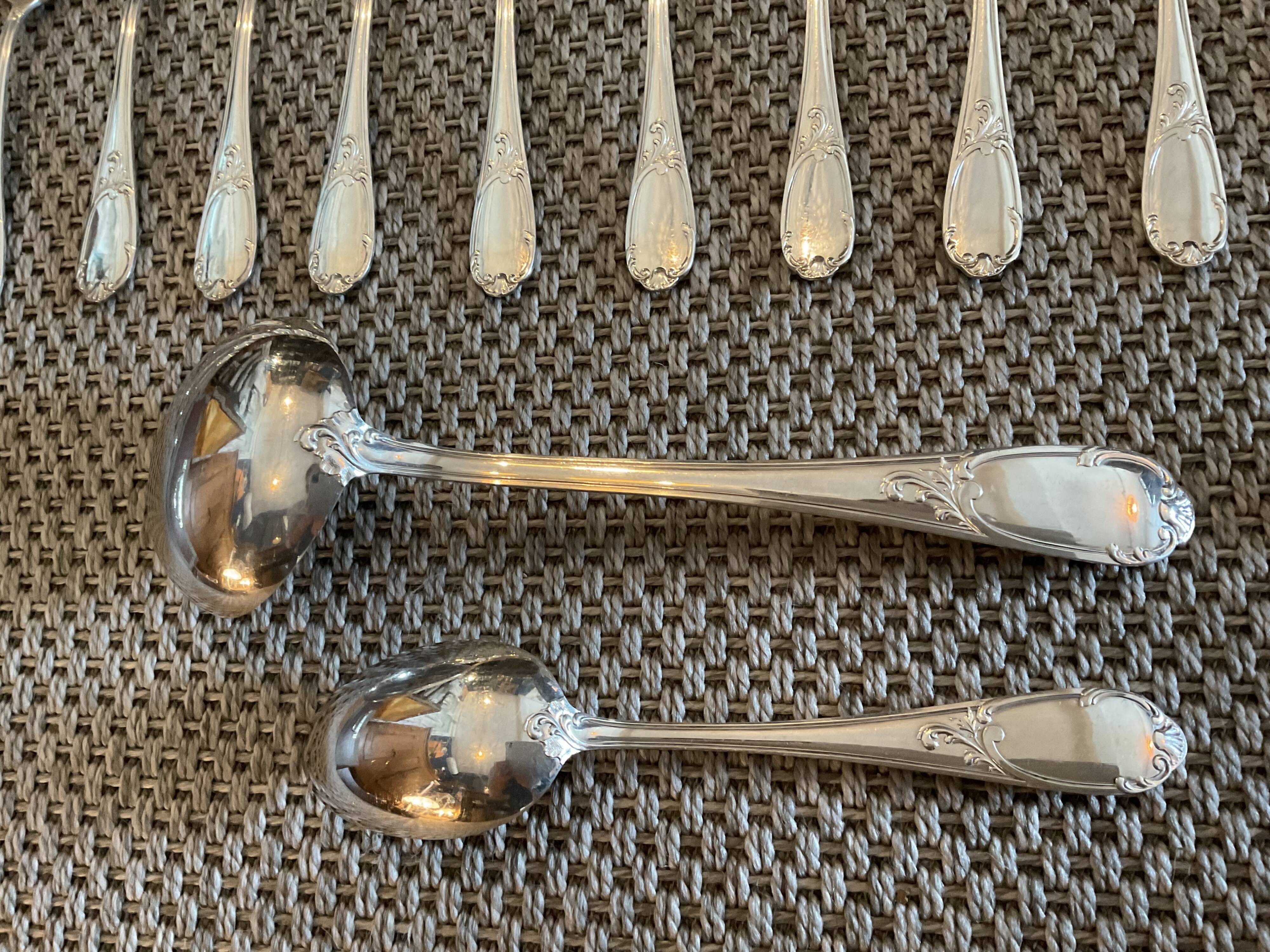 Cutlery set box on 2 levels.62 pieces.silver metal. N°4