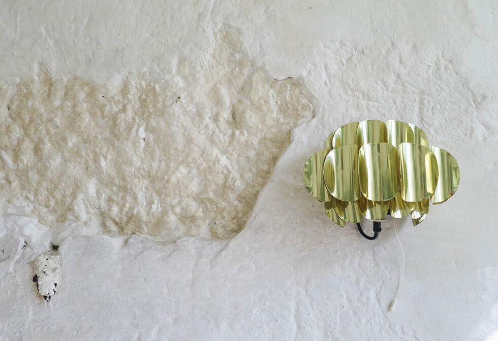 Wall sconce in brass leaf shaped