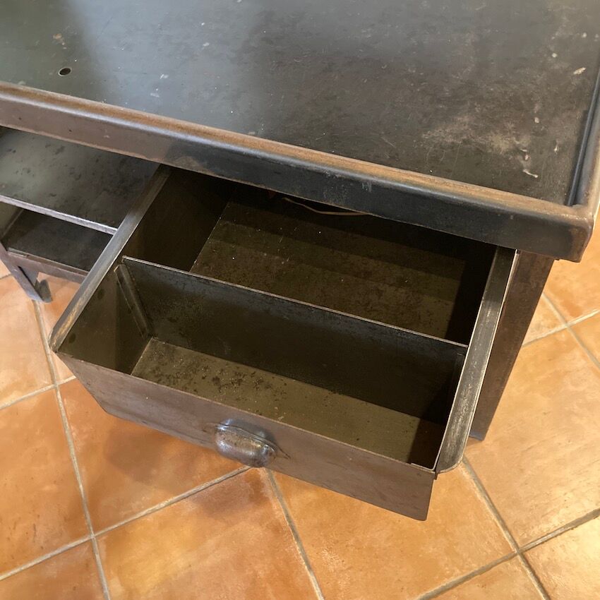 Former postal sorting table La Poste PTT 70