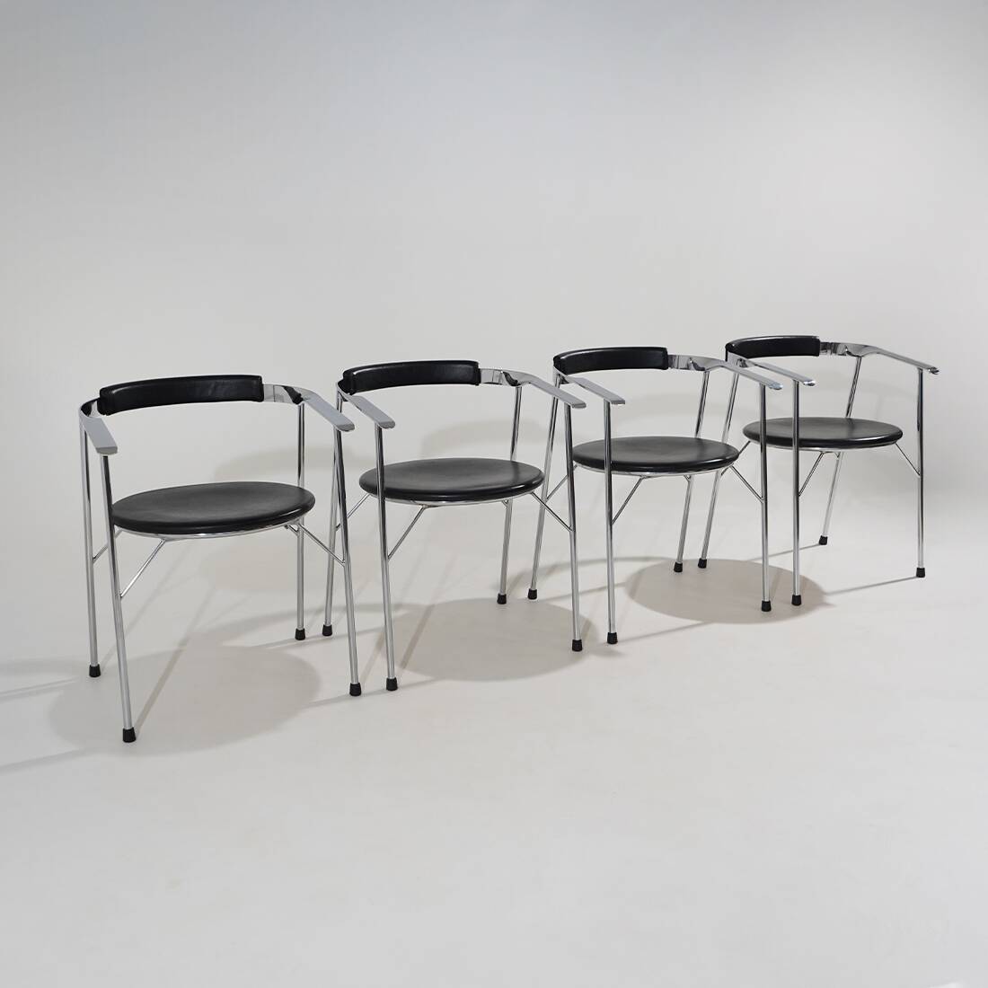 4 chaises en métal chromé et cuir noir, années 1980