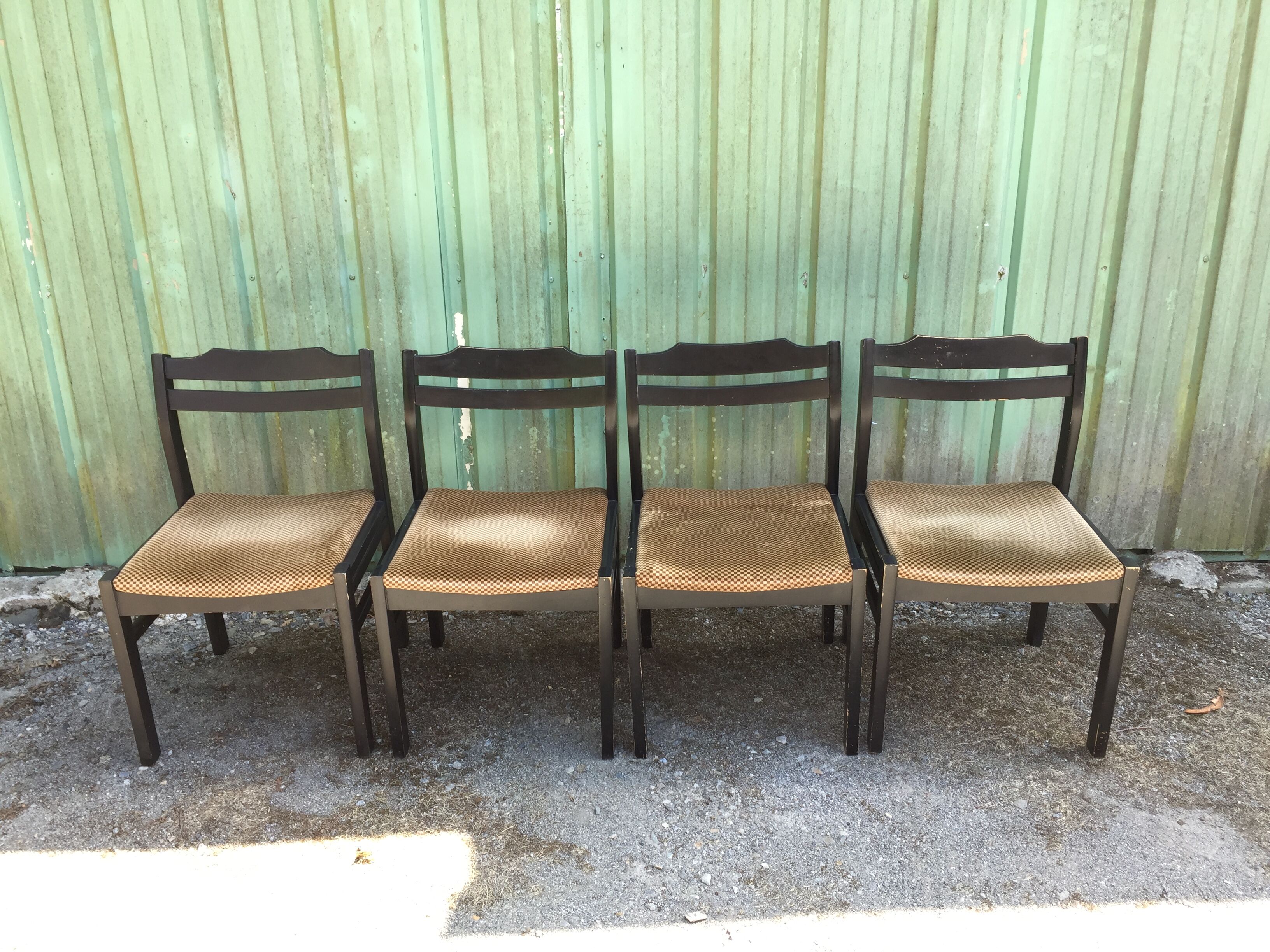 Chaises en hêtre laquées noir à assises en tissu or a petits carreaux