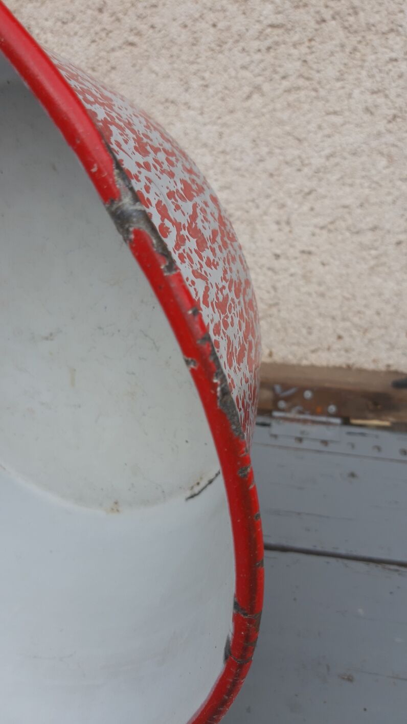 Bassine en tole emaillée rouge