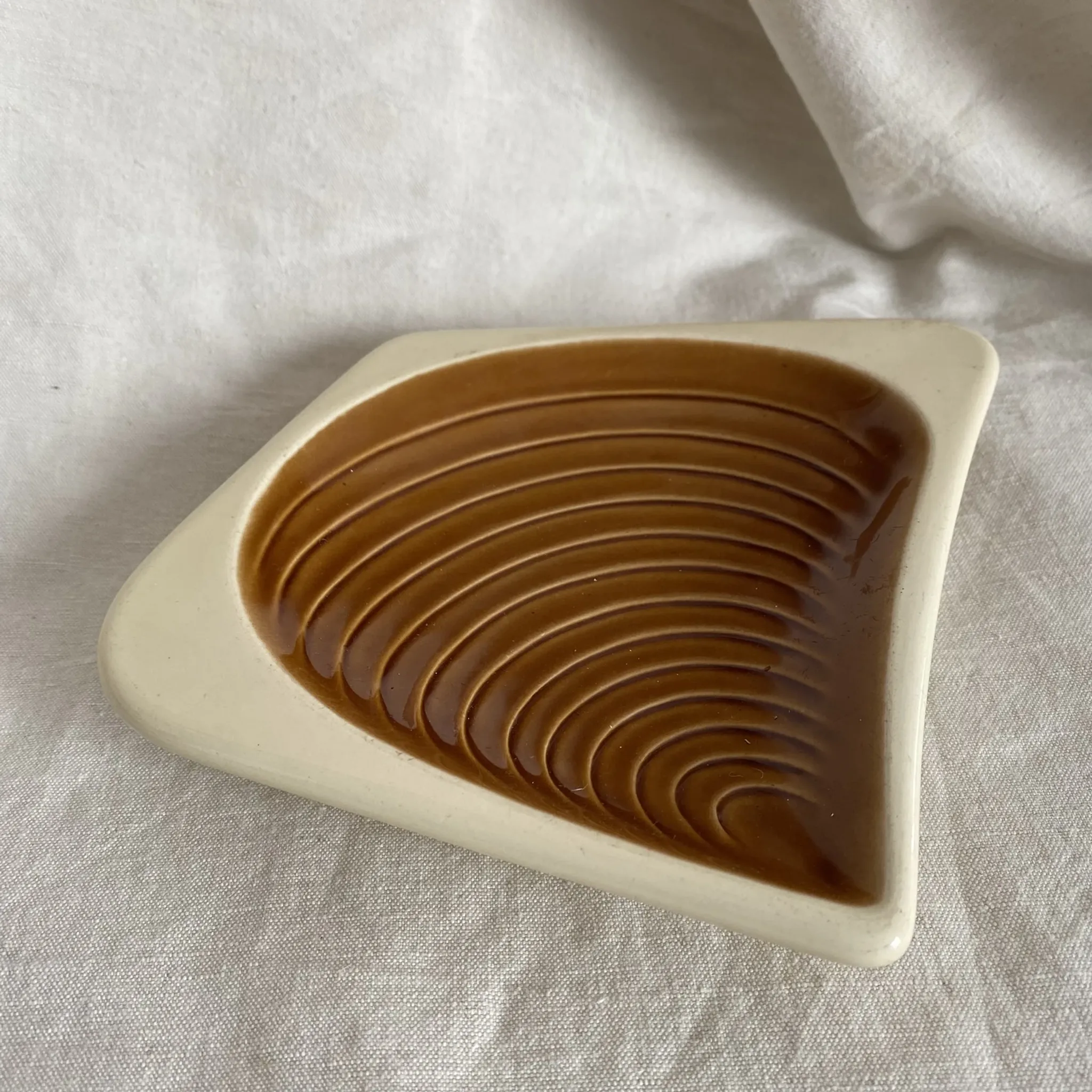 Shell-shaped vide poche by Verceram from the 1960s.