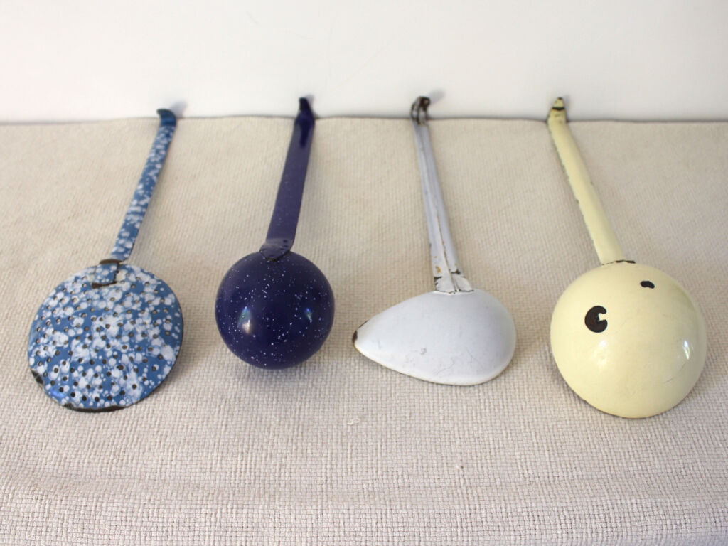 Set of utensils and kitchen utensils made of enamelled sheet metal