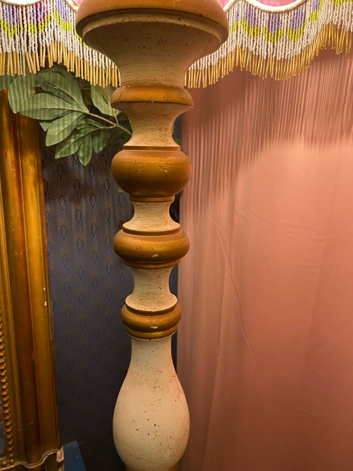 Vintage lampadaire bois tourné.