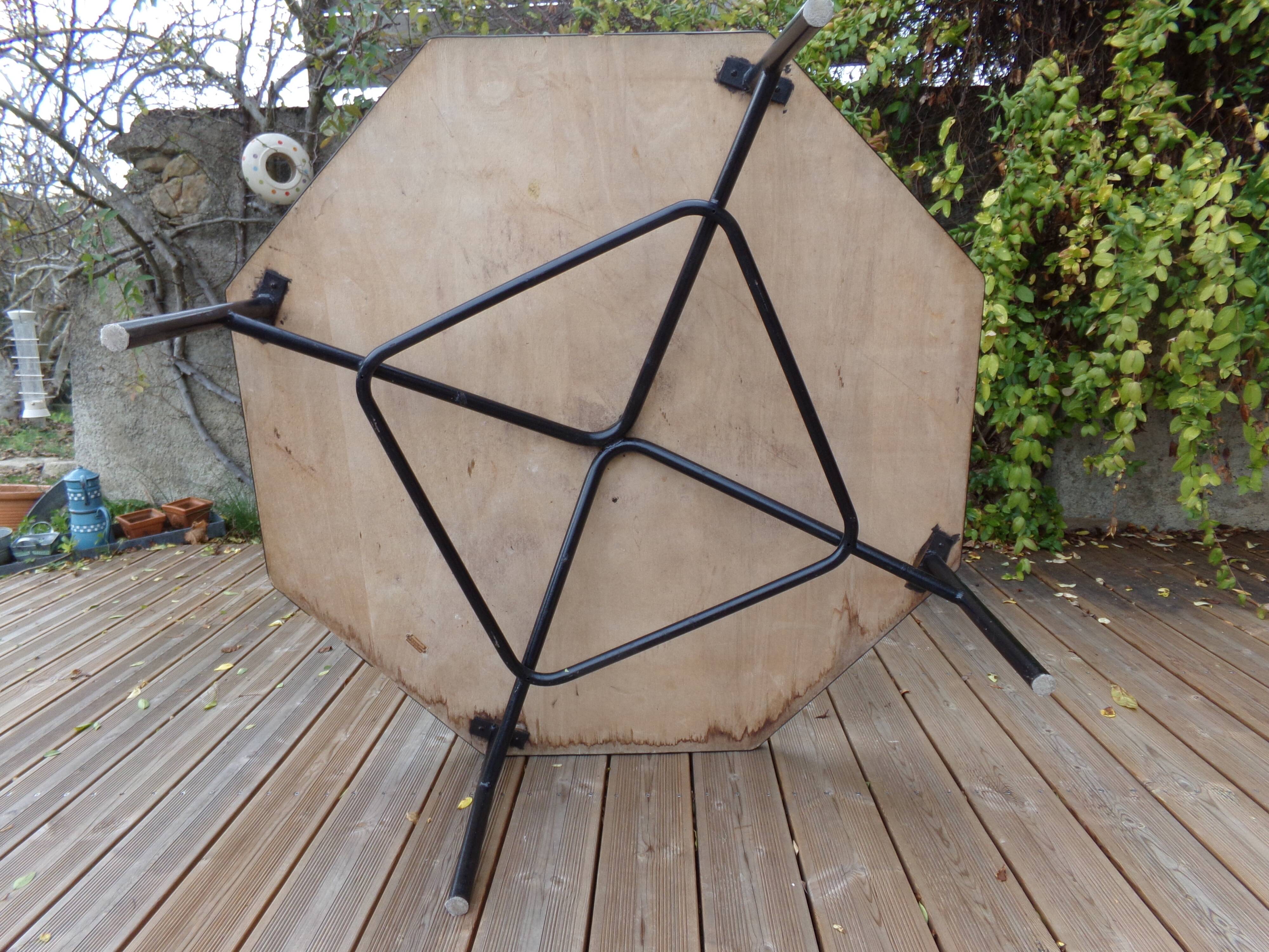 Kindergarten in formica table