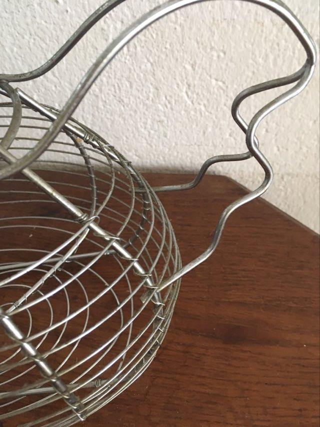Hen-shaped egg basket