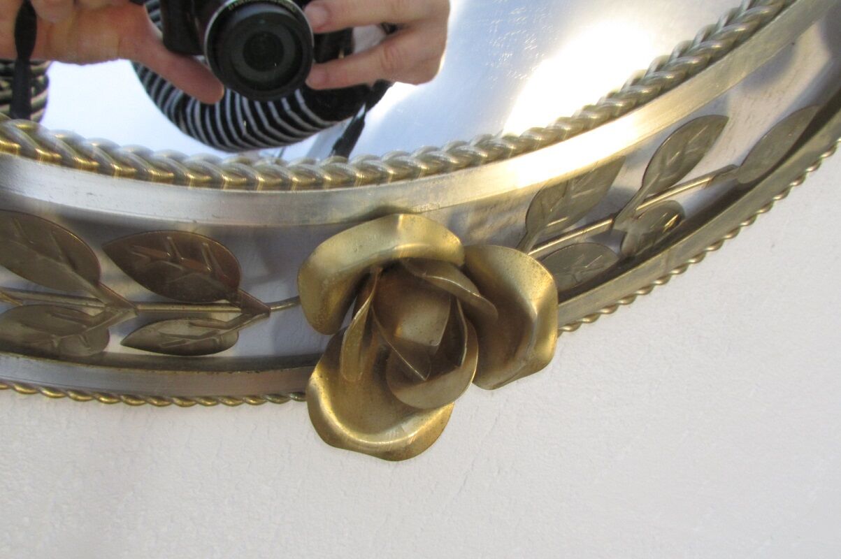Round gilded metal mirror, crown of roses