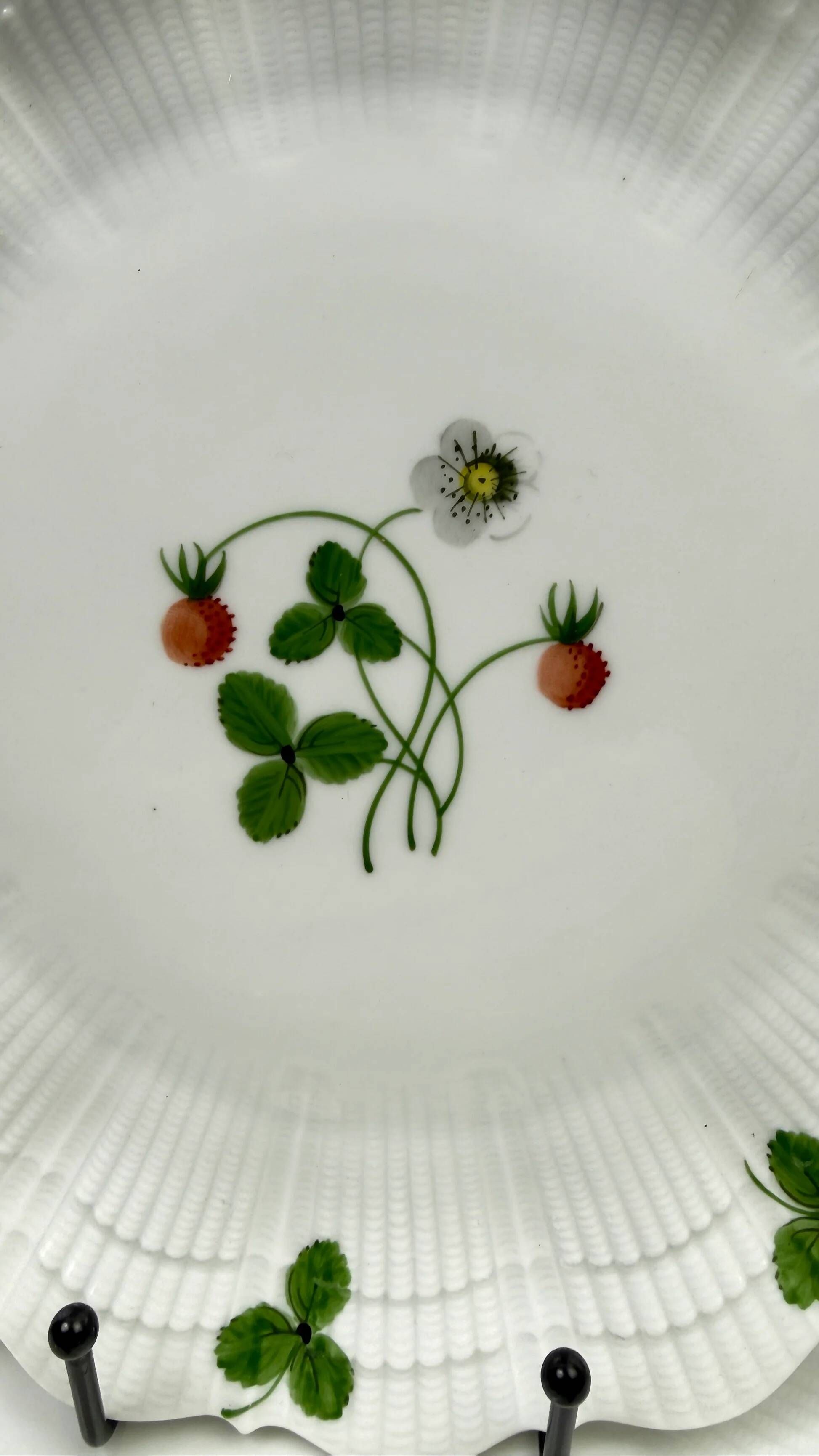 6 flat plates Limoges Le Chambrelain, woodland strawberry design, 25 cm