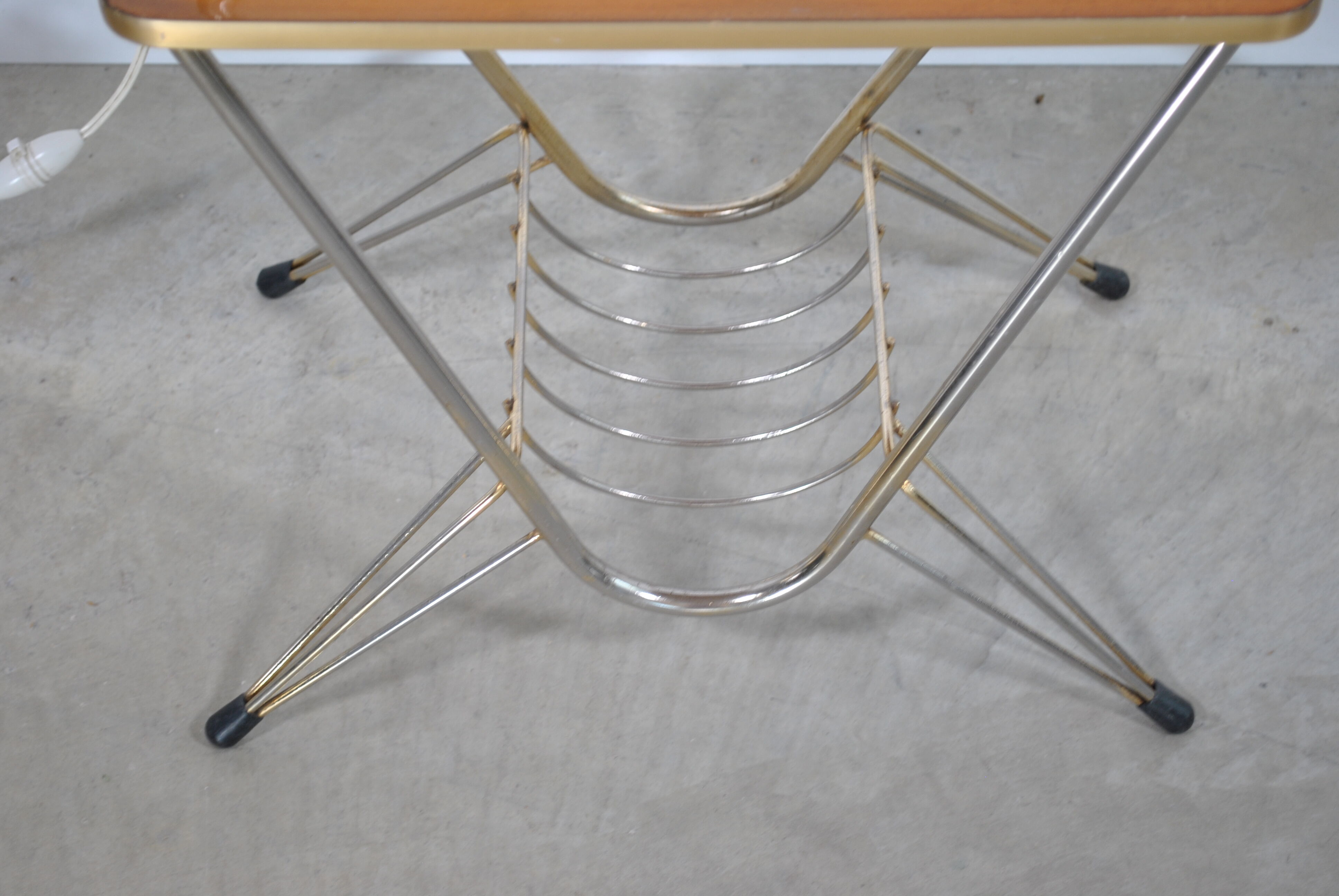 Smooth floor lamp magazine holder
