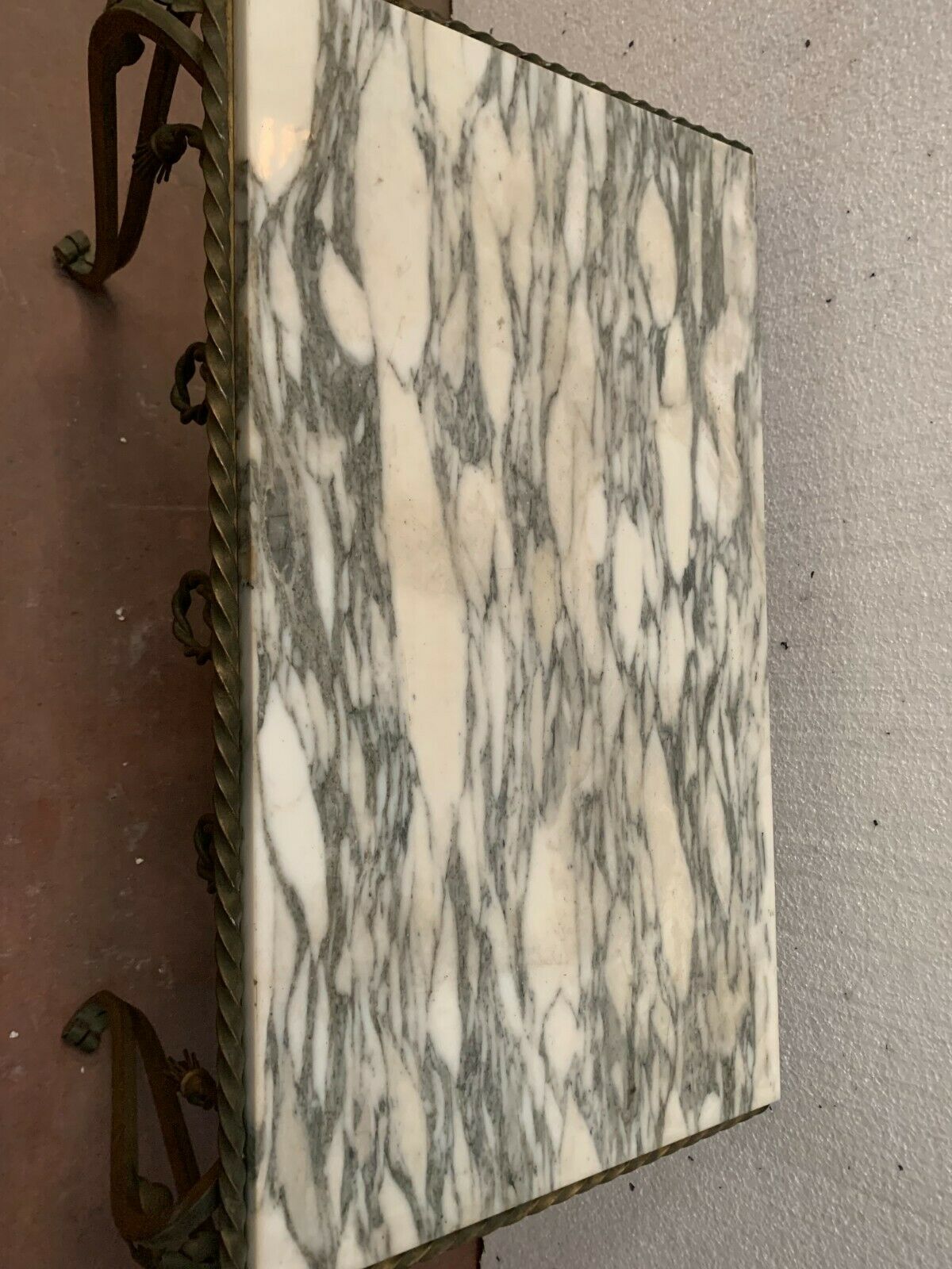 Table basse en fer forgé martelé plateau en marbre brèche xx siècle