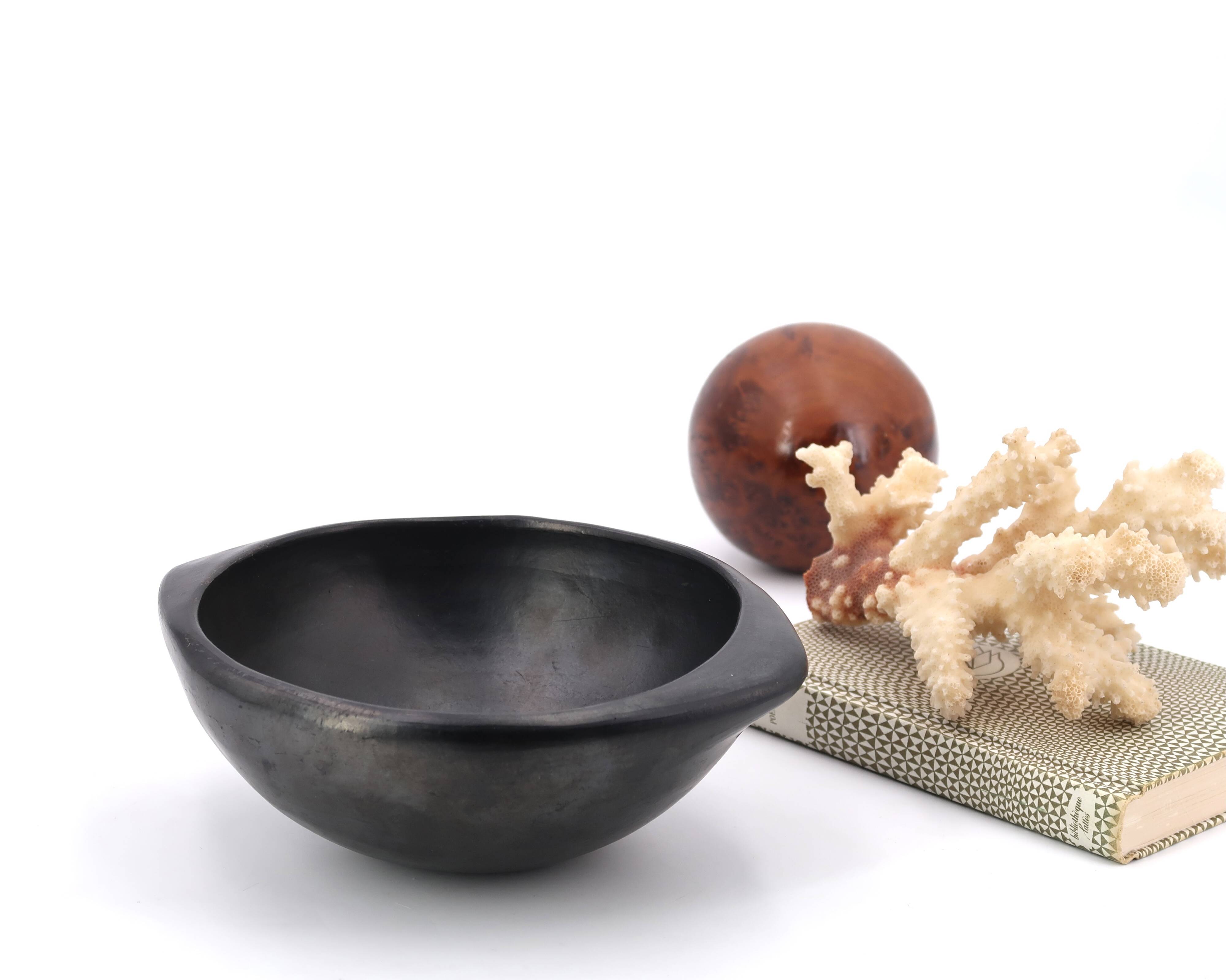 Colombian Chamba black ceramic pocket emptier, 70s