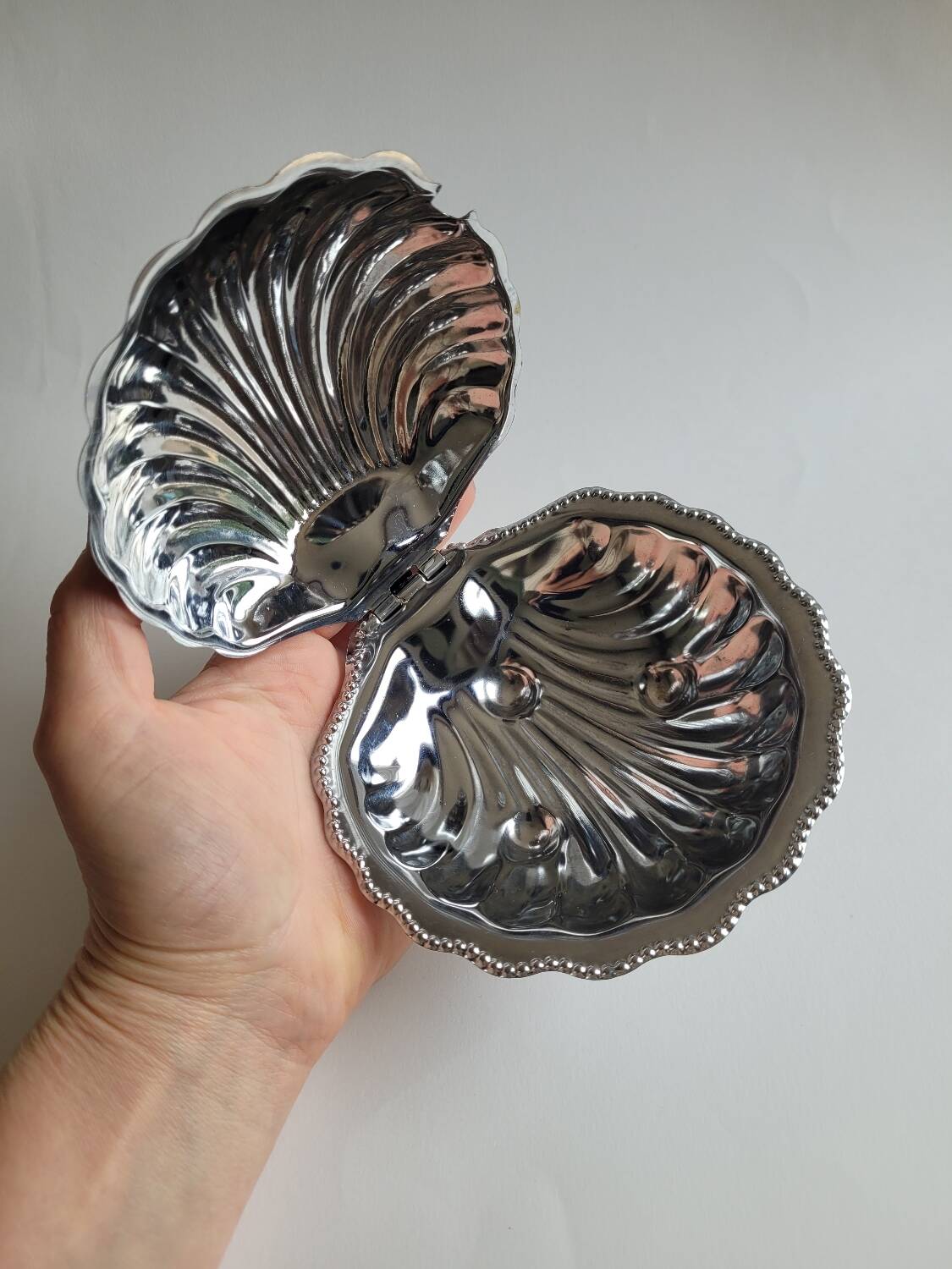Butter dish / silver metal shell pocket