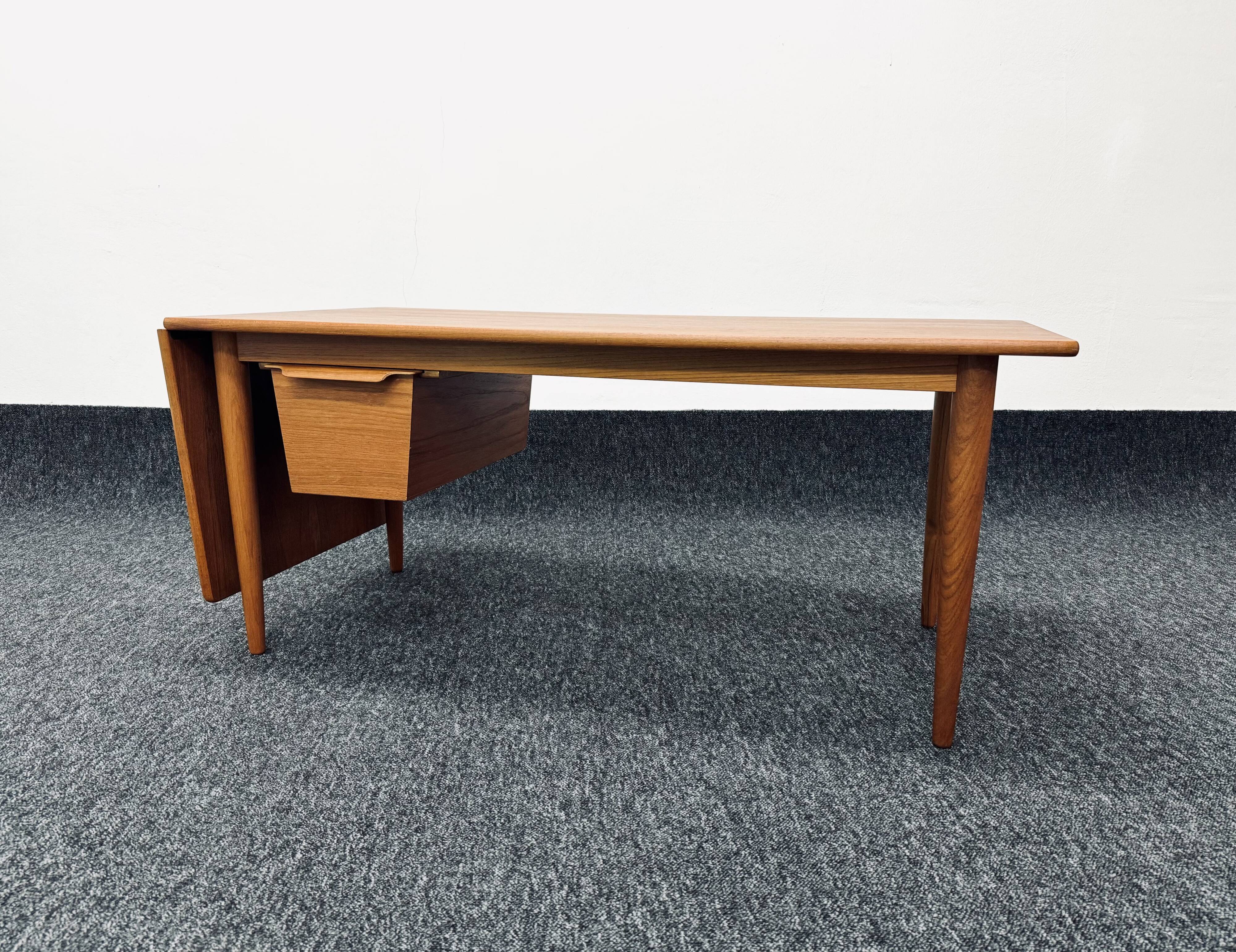 Table basse danoise en teck par Arne Vodder