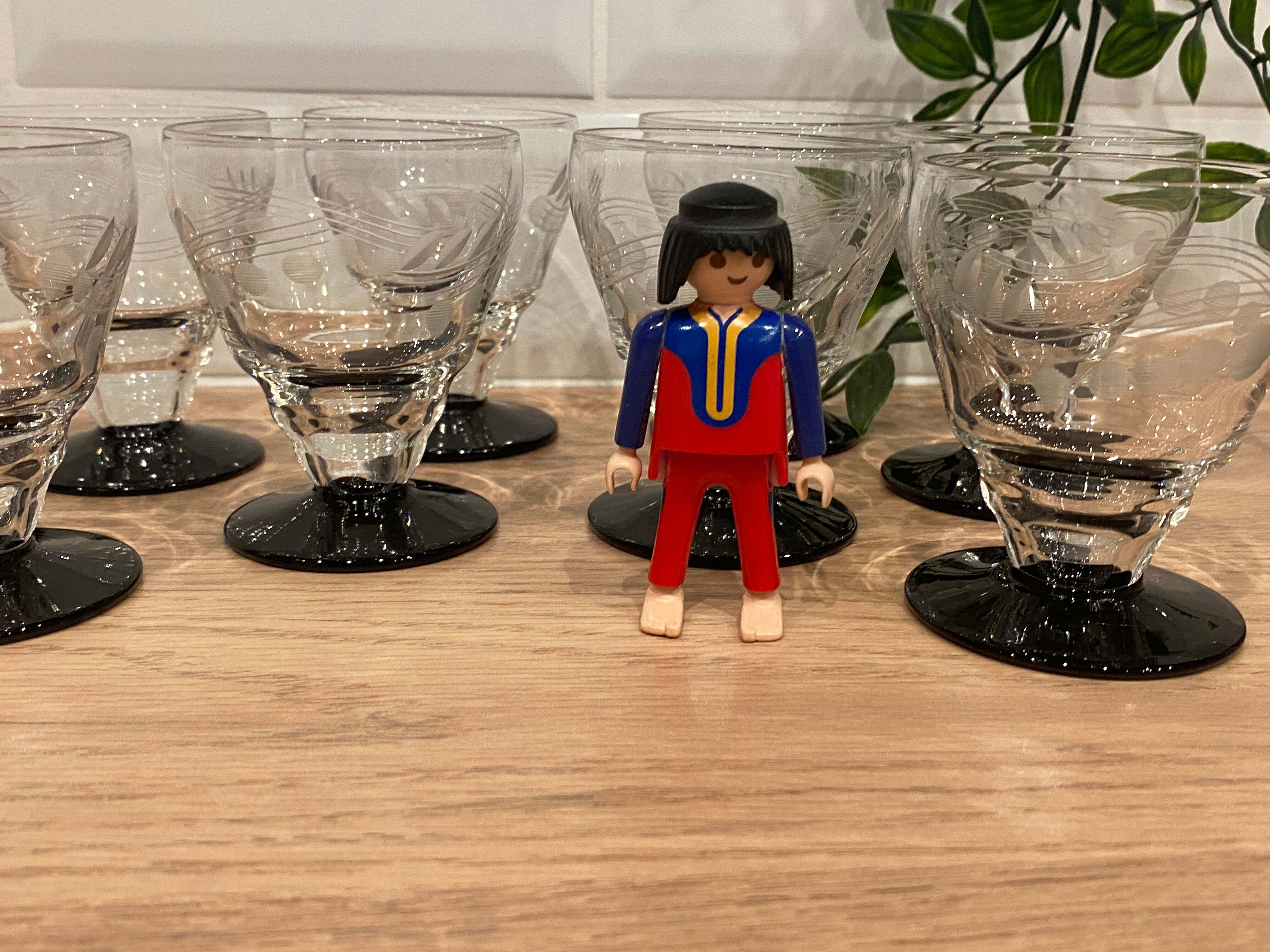 Set of 8 retro wine glasses in engraved glass