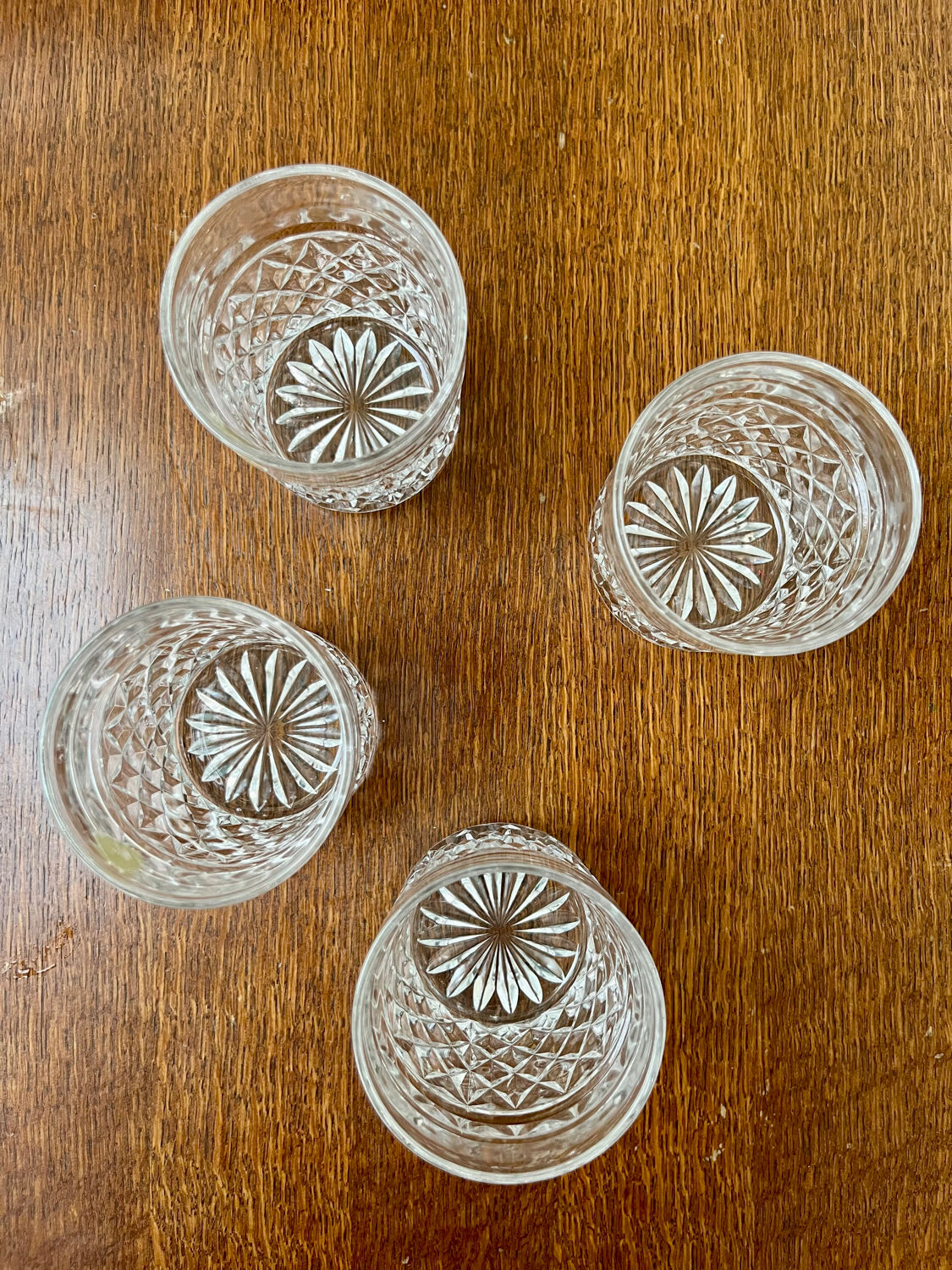 Set of 4 pressed crystal glasses – diamond pattern