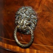 Commode Sheraton avec poignées tête de lion, 1859
