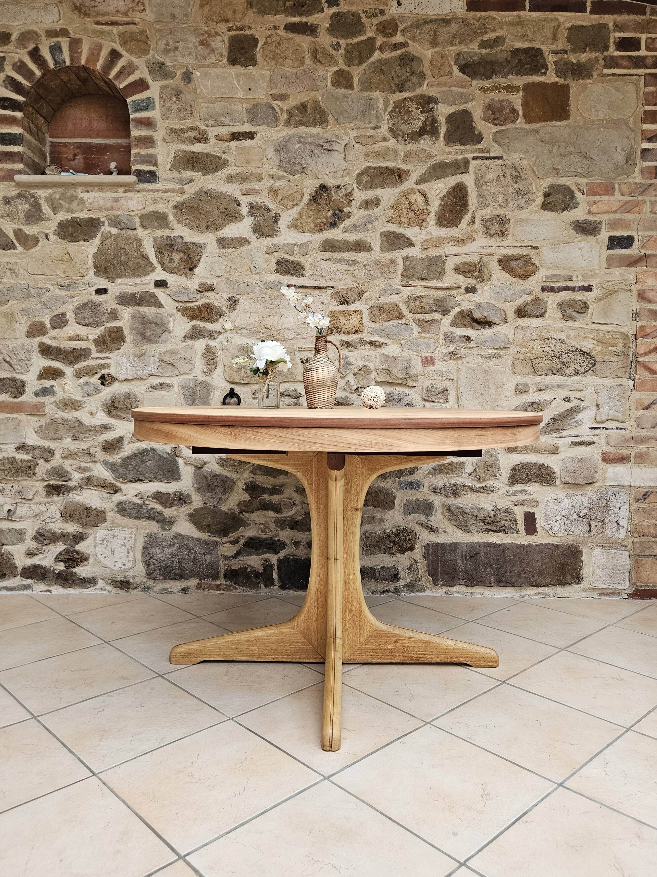 Baumann style round table